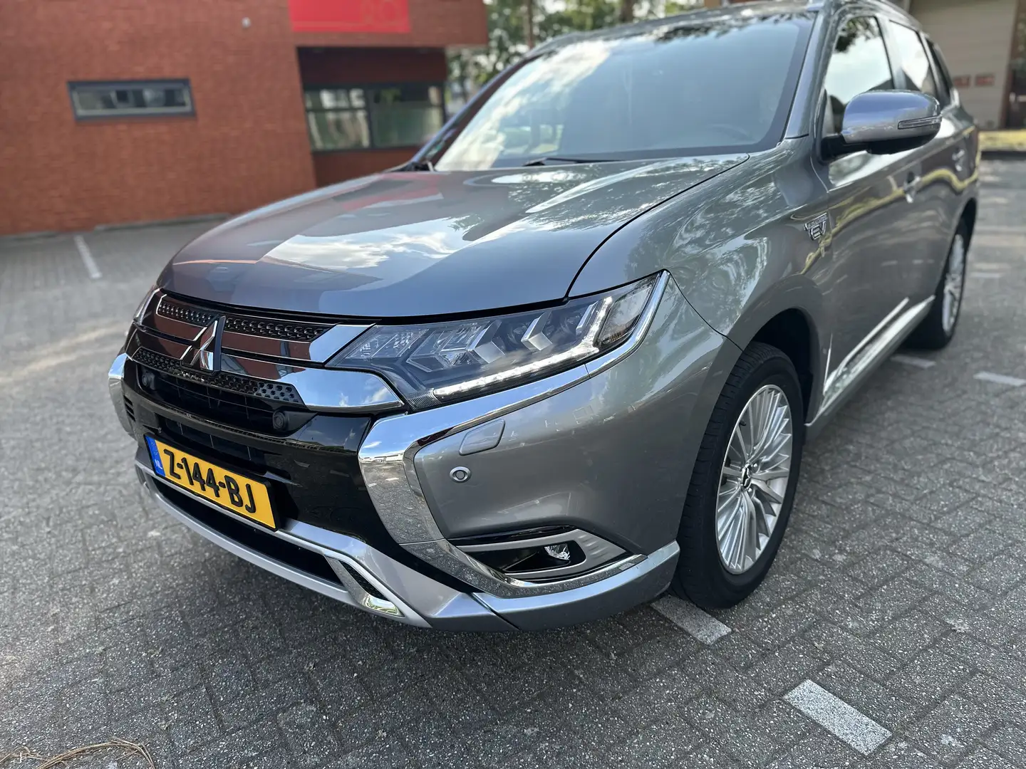 Mitsubishi Outlander 2.4 PHEV, Plug-In-Hybrid Grey - 2