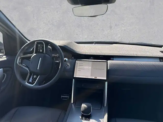 Land Rover Discovery Sport view 4