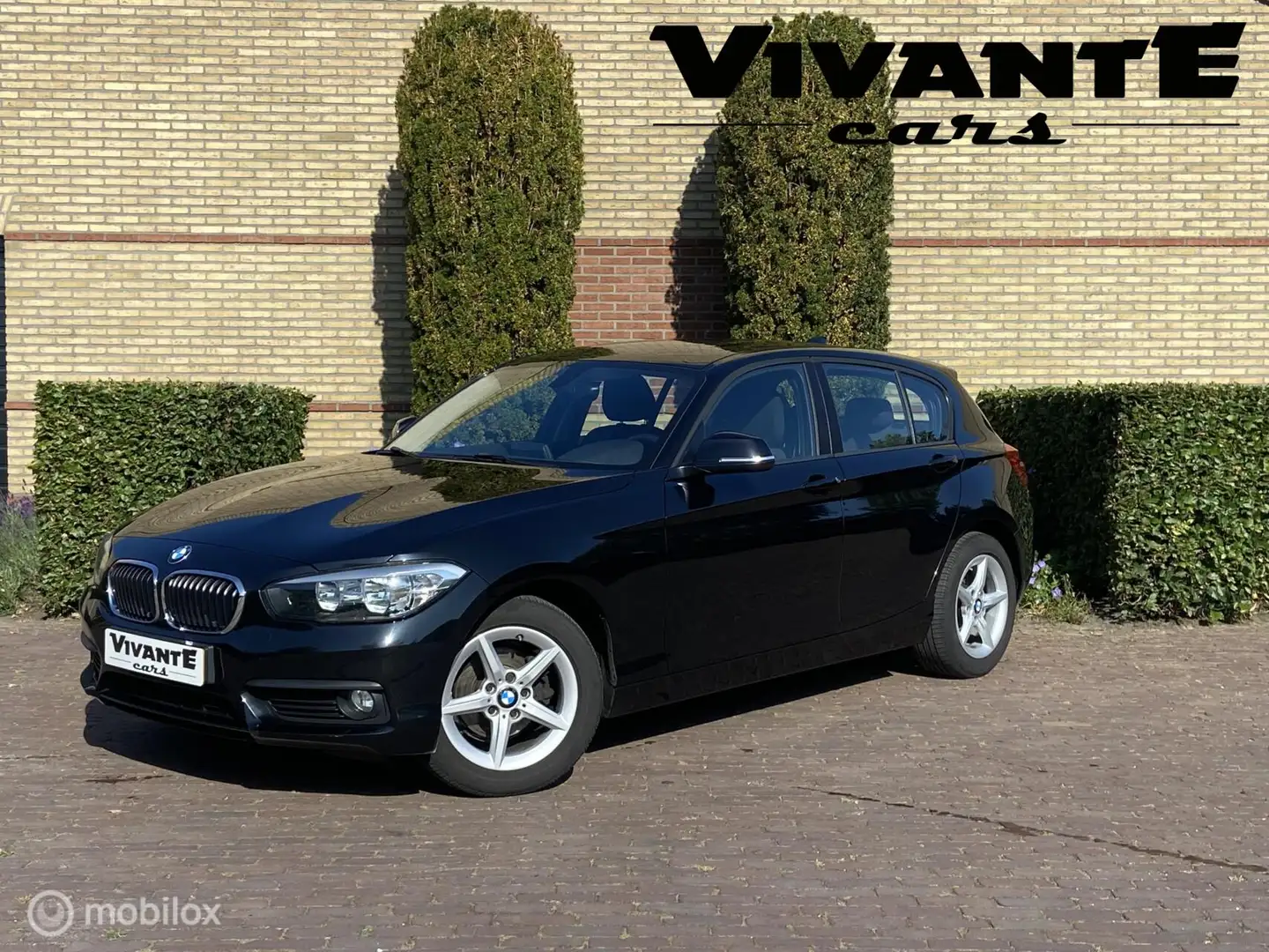 BMW 116 1-serie 116i Essential *5Drs*Nav*PDC *Dealer onder Noir - 1