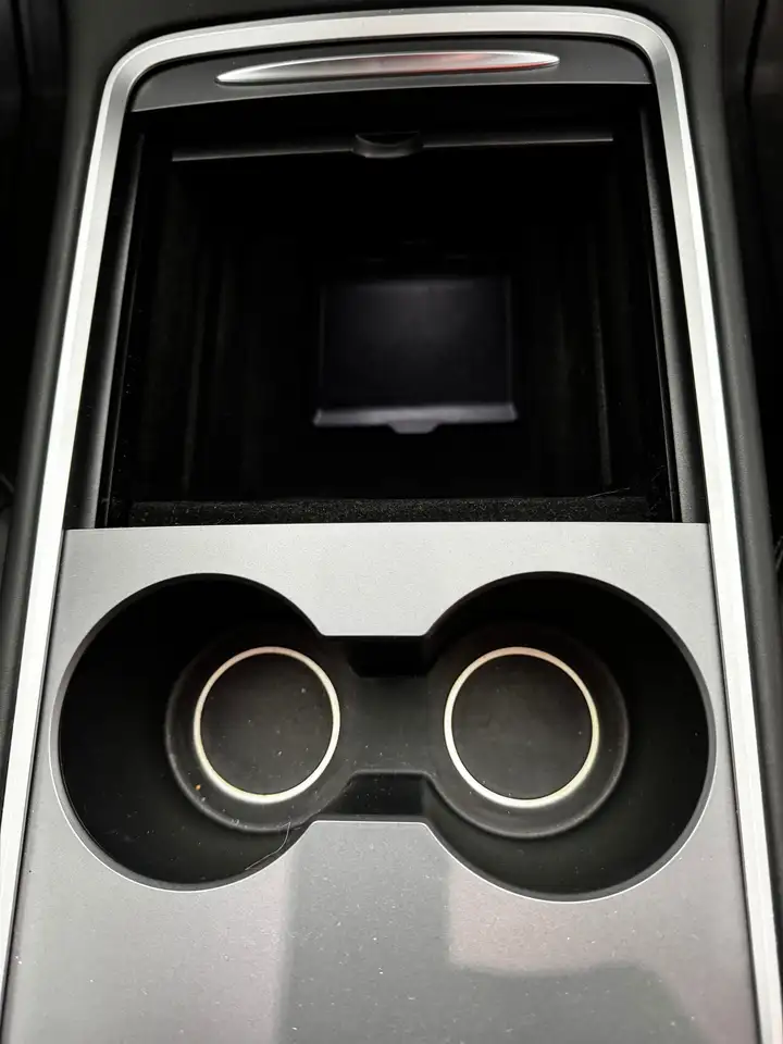 Tesla Model Y снимка Tesla Model Y