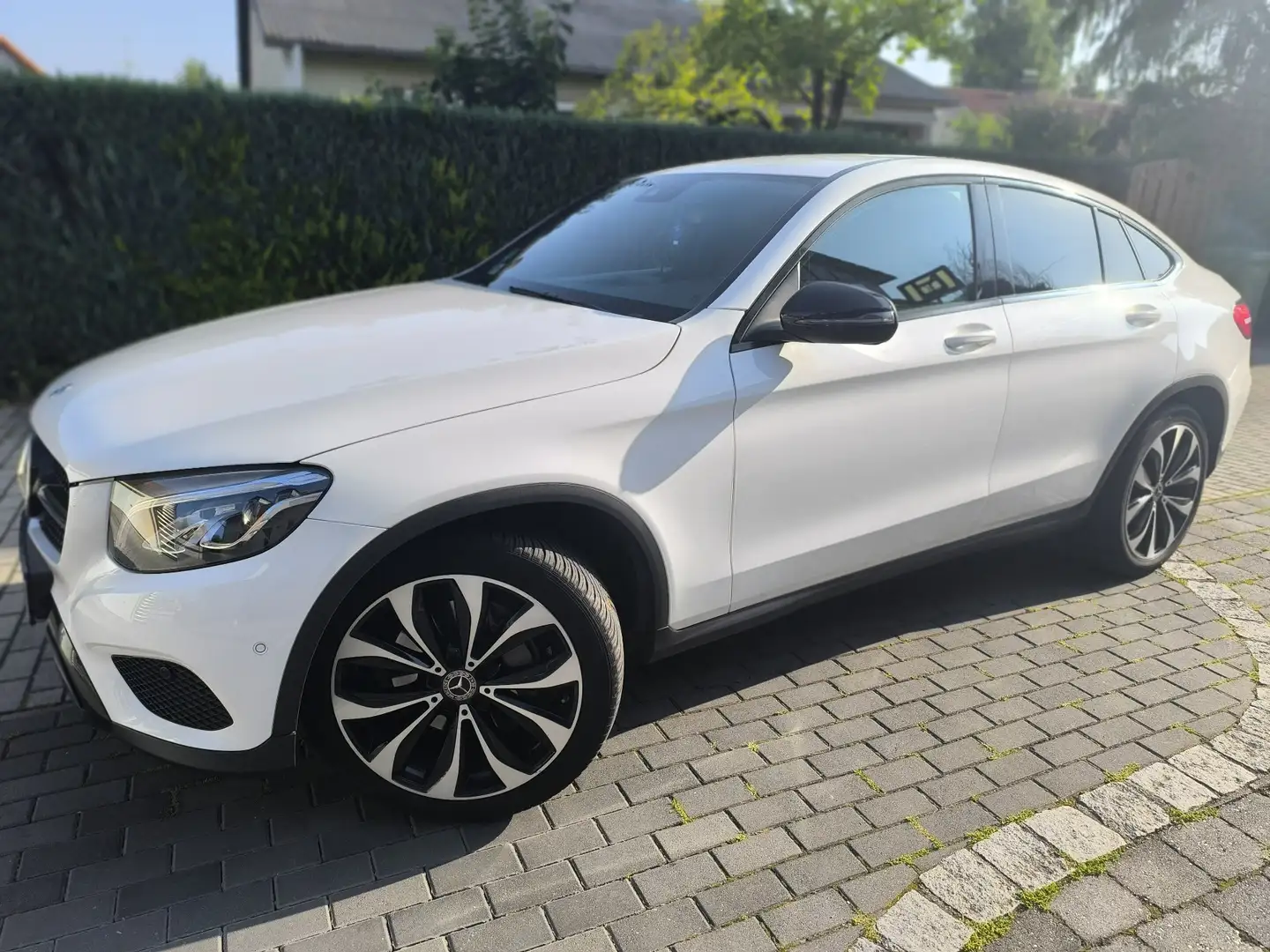 Mercedes-Benz GLC 250 Coupe 4Matic 9G-TRONIC AMG-Line TOP Zustand Weiß - 2