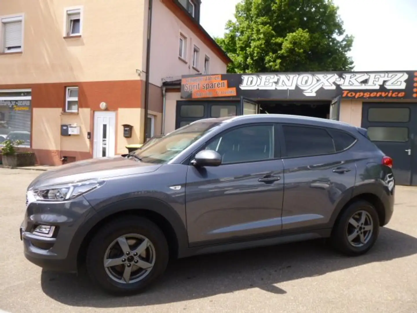 Hyundai TUCSON Trend 2WD Navi AHK Grau - 1