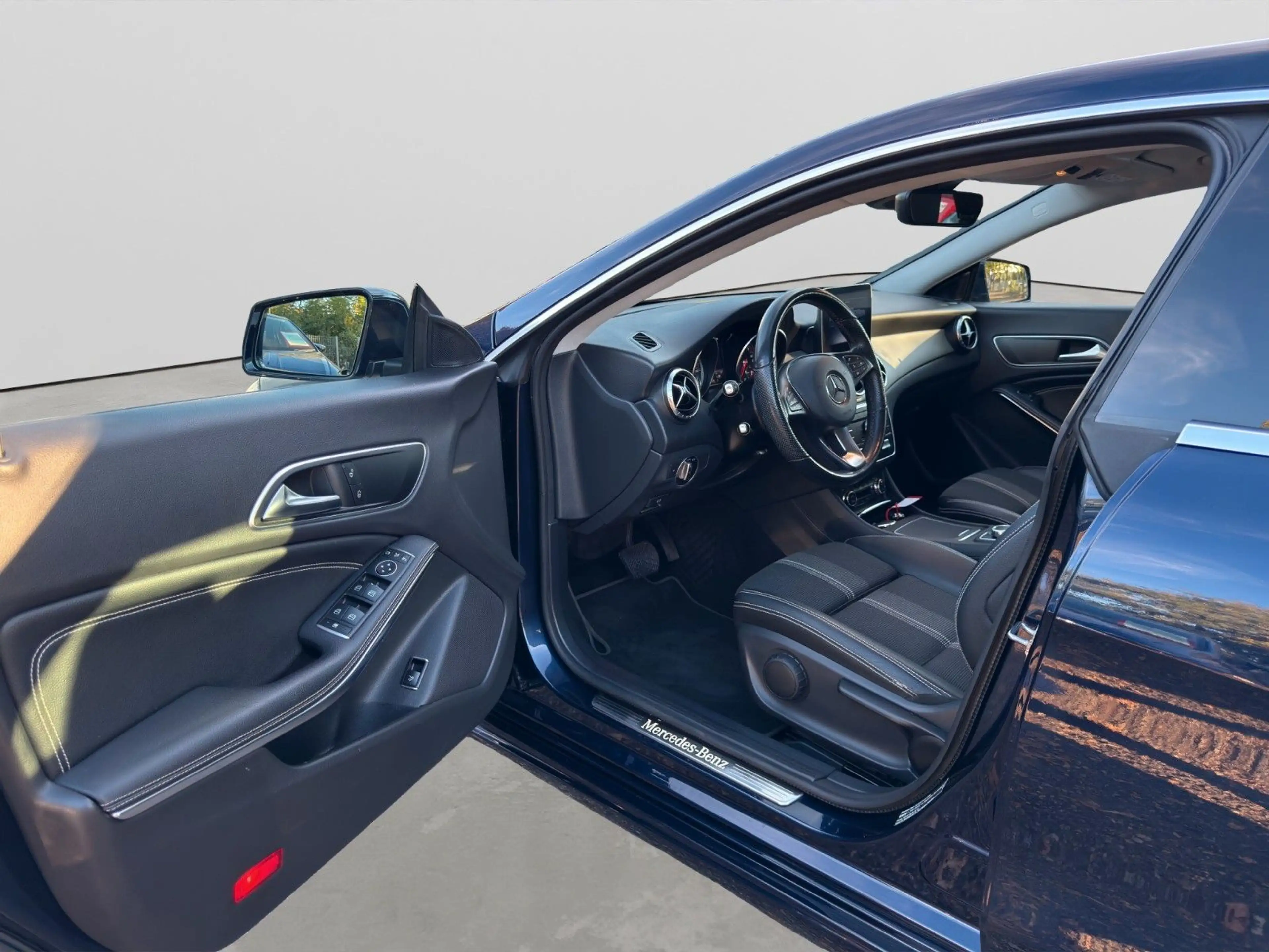 Mercedes-Benz CLA 220 CDI / d/Navi/SHZ/Temp./LED — photo 9