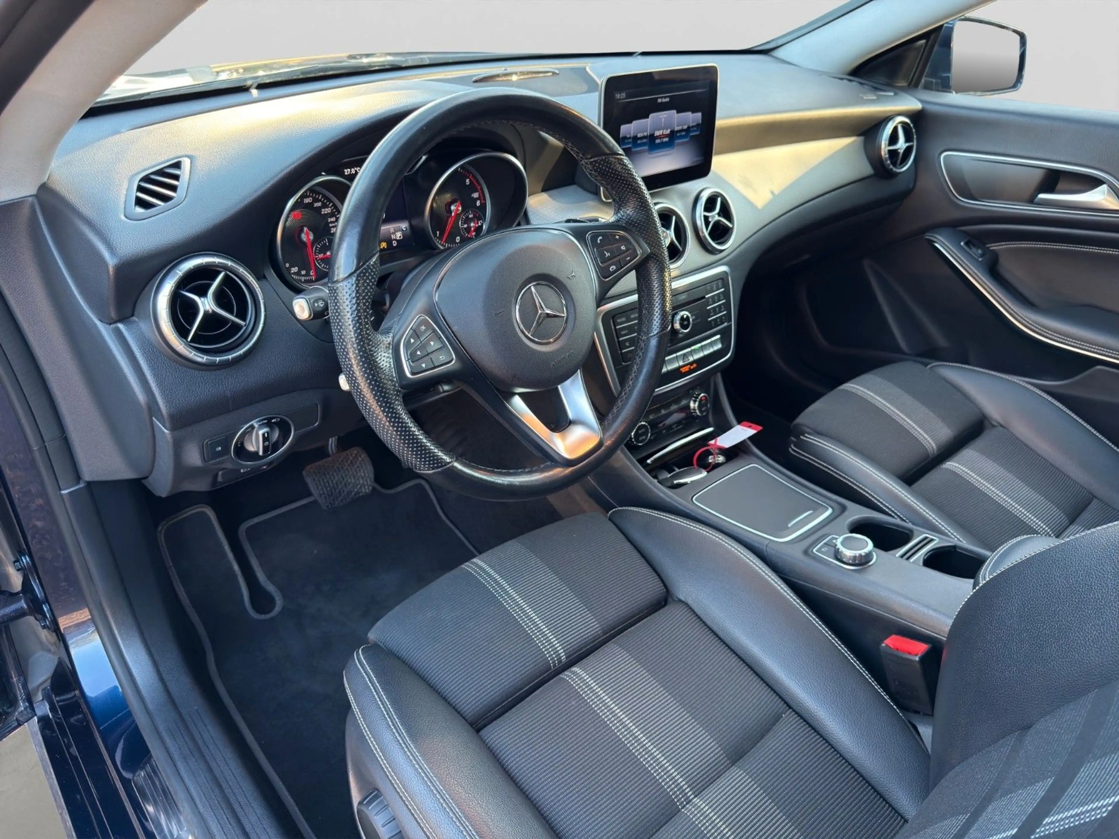 Mercedes-Benz CLA 220 CDI / d/Navi/SHZ/Temp./LED — photo 11