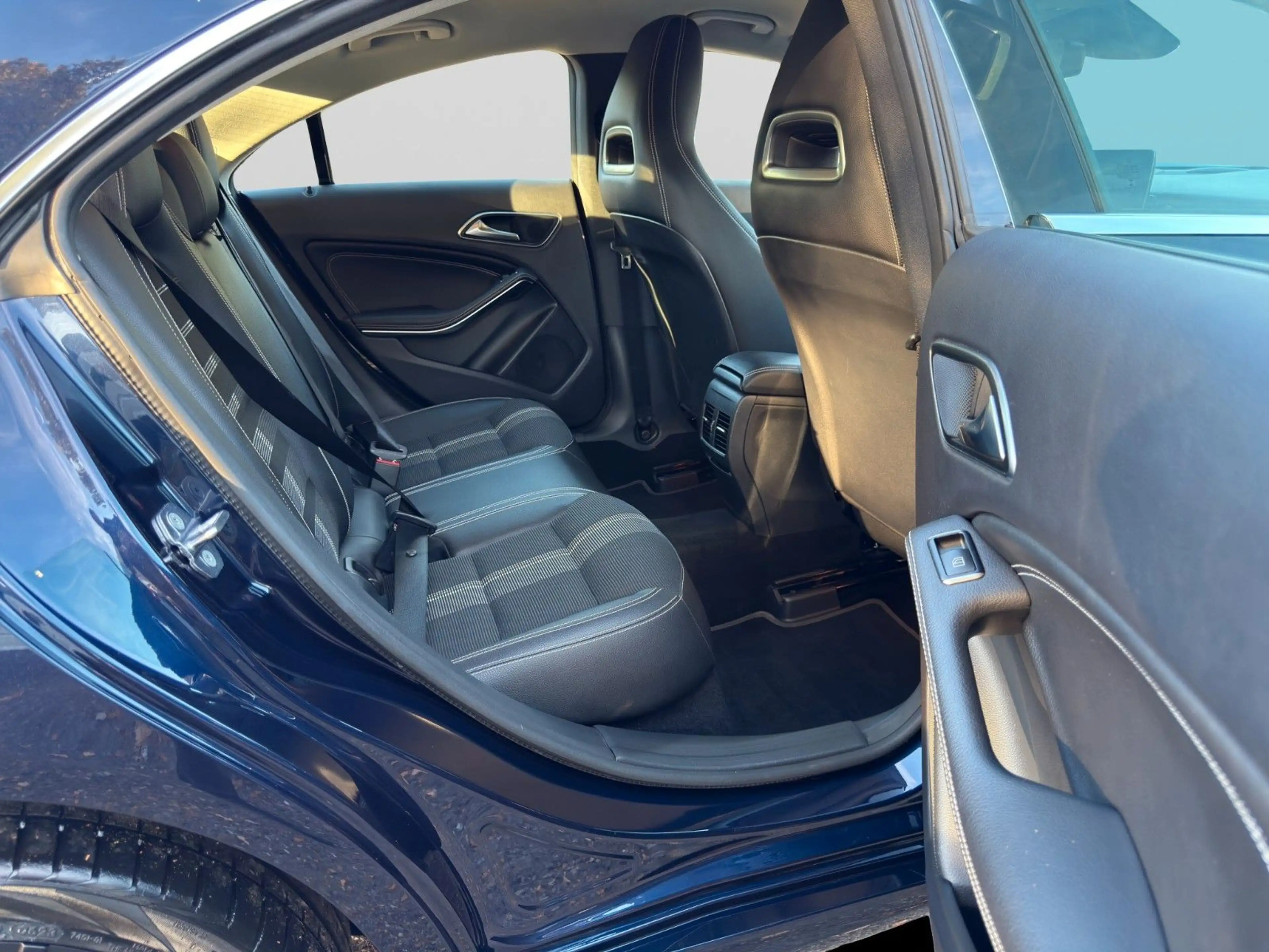 Mercedes-Benz CLA 220 CDI / d/Navi/SHZ/Temp./LED — photo 15