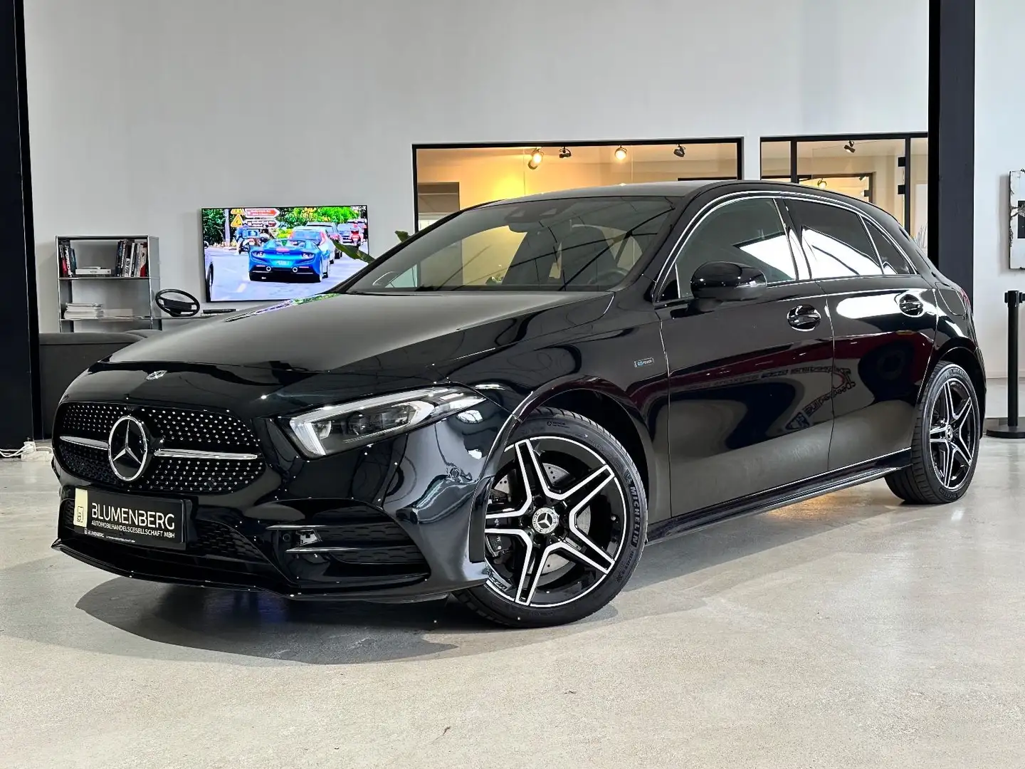 Mercedes-Benz A 250 e *AMG-Line,Pano,ACC,Burmester,Night,360° Schwarz - 1