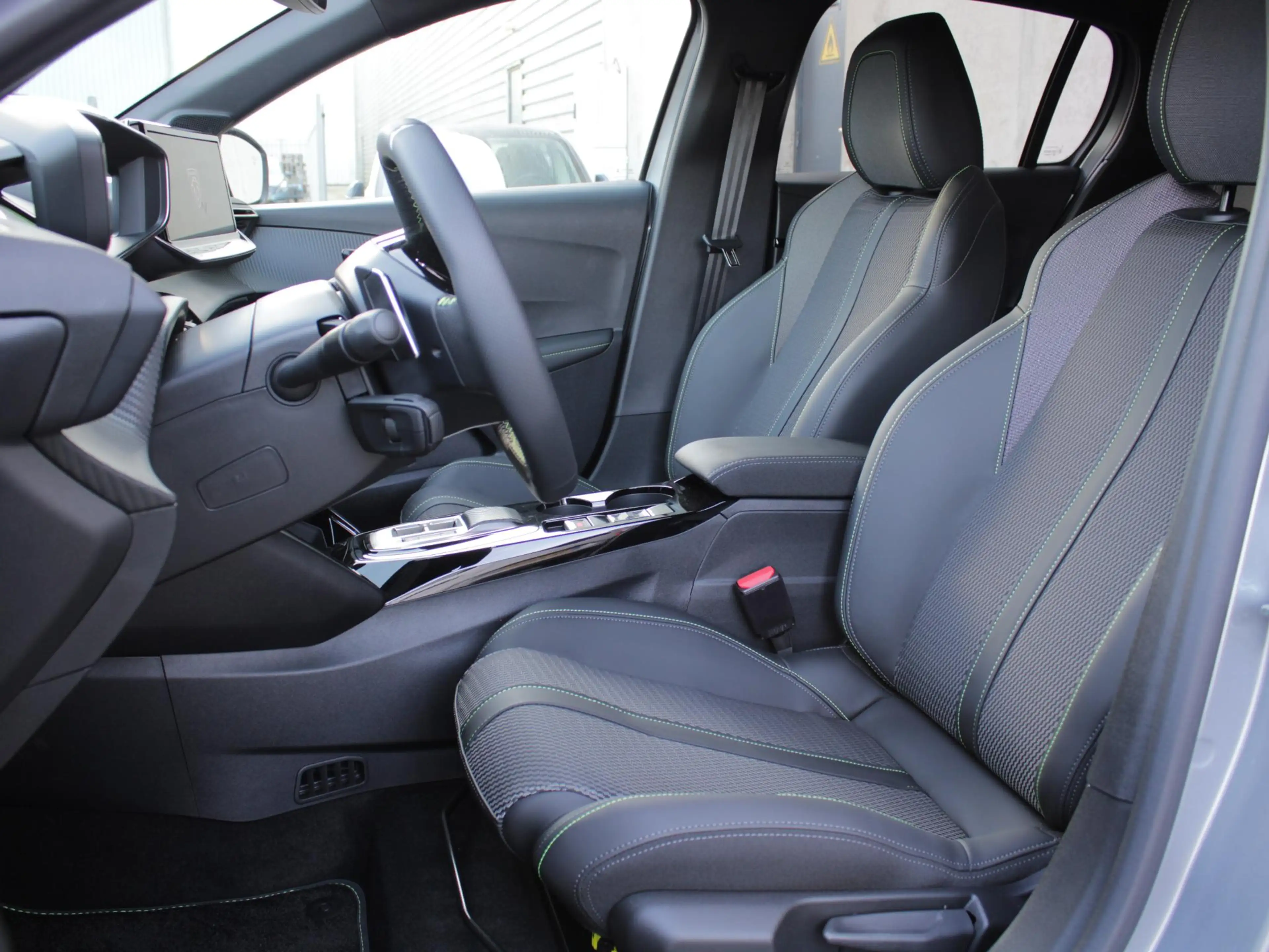 Peugeot 208 1.2 Hybrid 110 e-DCS6 GT | VISION PACK | ADAPTIEVE — photo 2