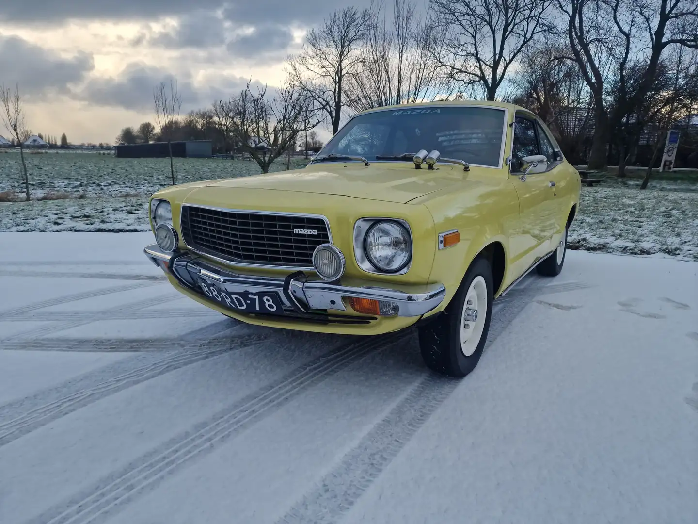 Mazda 818 coupe deluxe Geel - 1