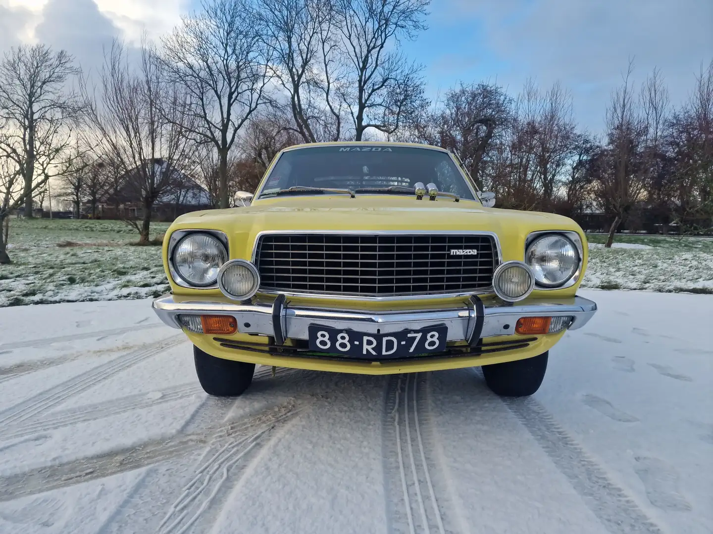 Mazda 818 coupe deluxe Geel - 2