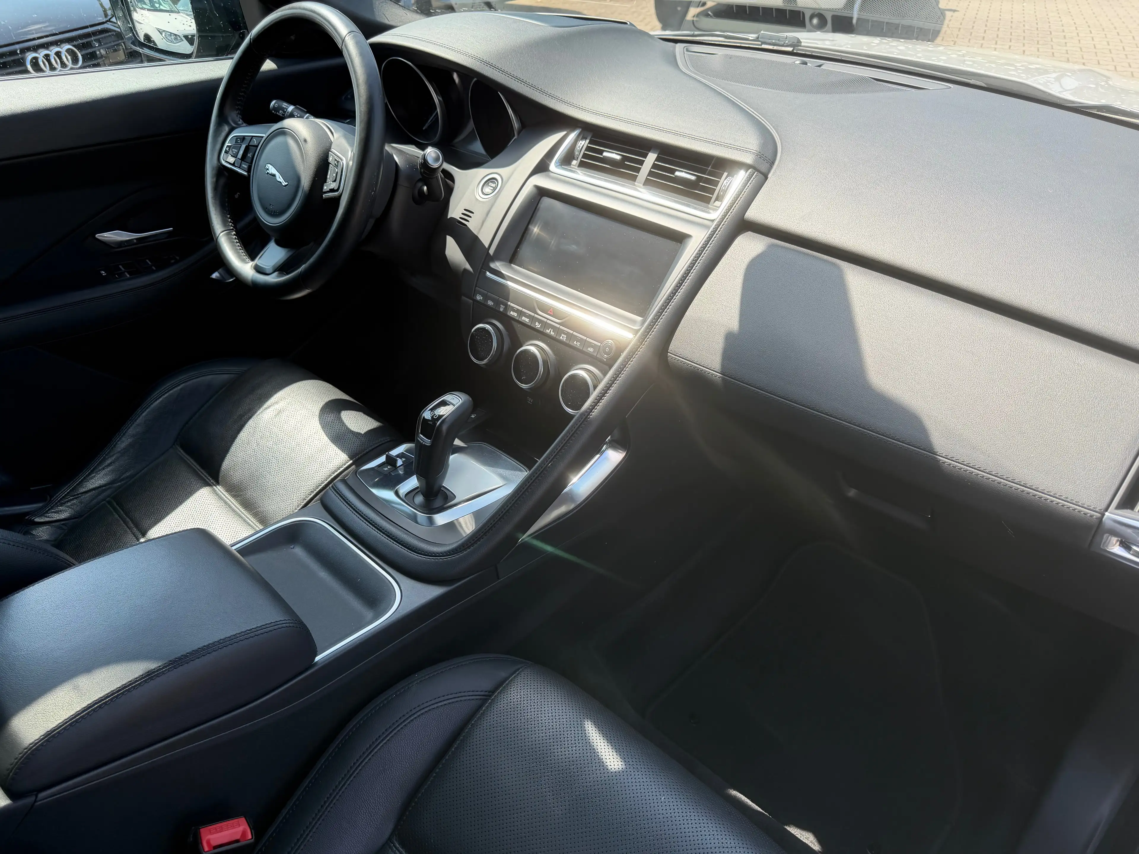 Jaguar E-Pace D180s AWD Automatik *Panorama*Rückfahrkamera* — photo 14