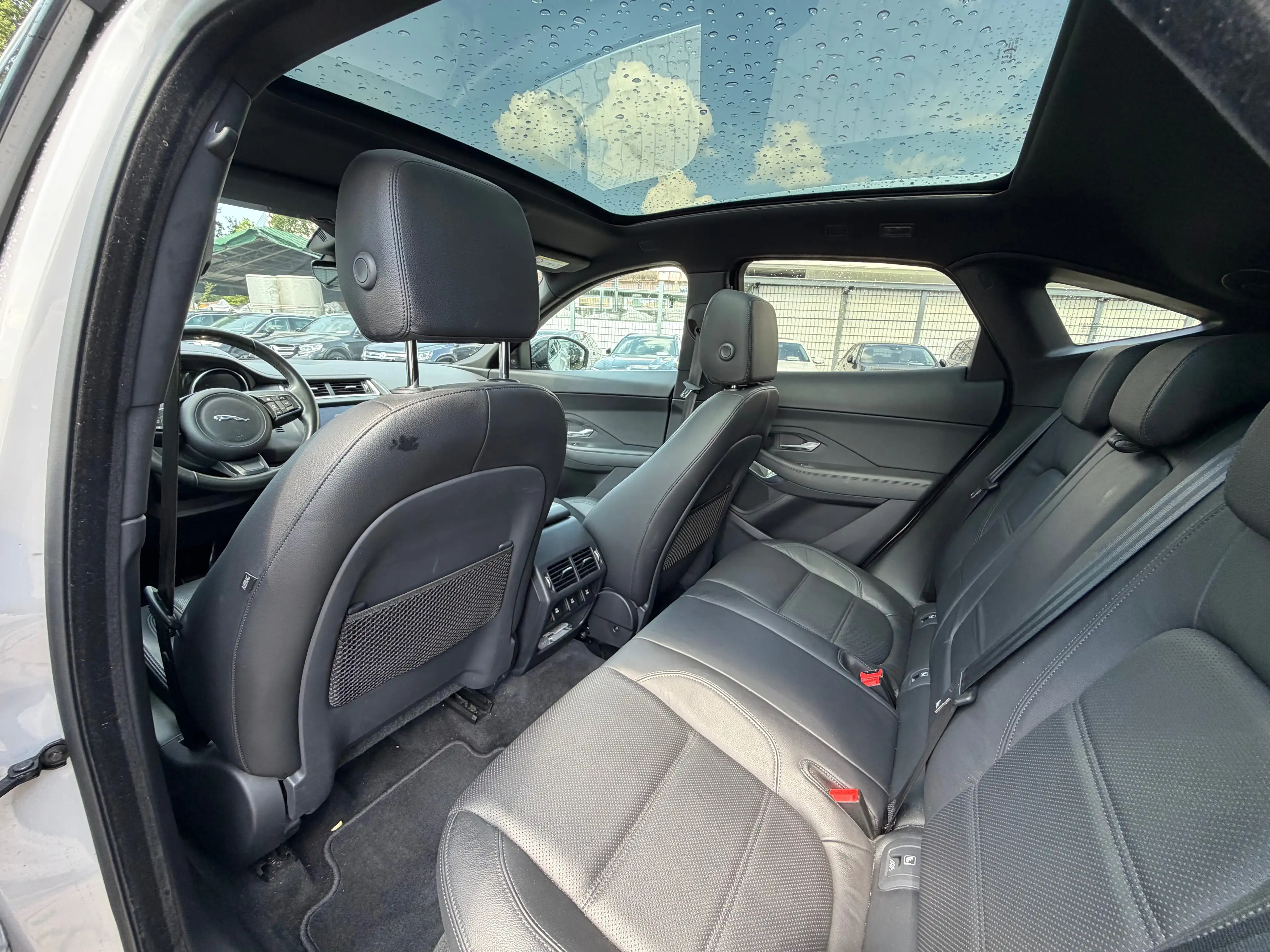 Jaguar E-Pace D180s AWD Automatik *Panorama*Rückfahrkamera* — photo 12