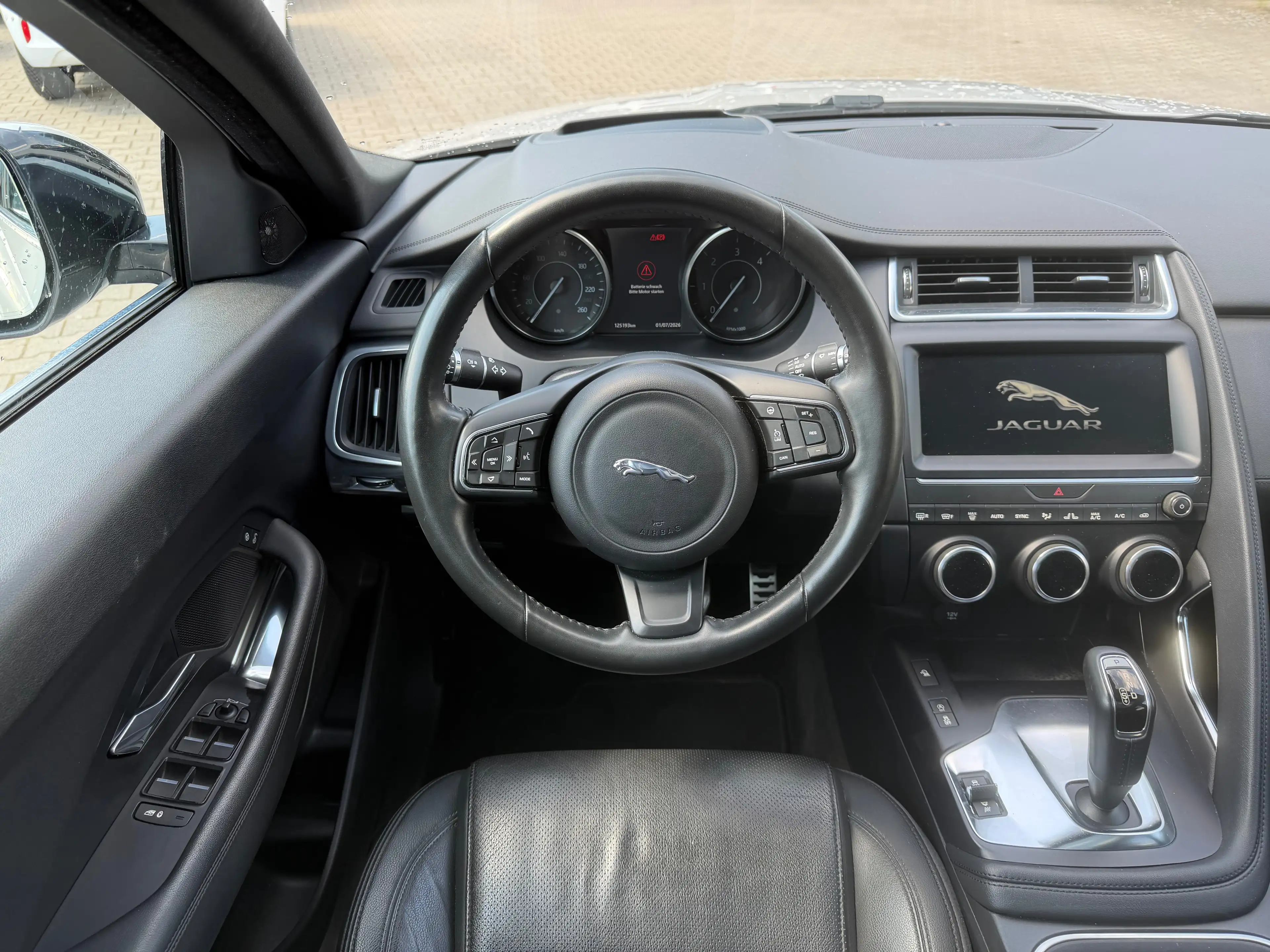 Jaguar E-Pace D180s AWD Automatik *Panorama*Rückfahrkamera* — photo 11