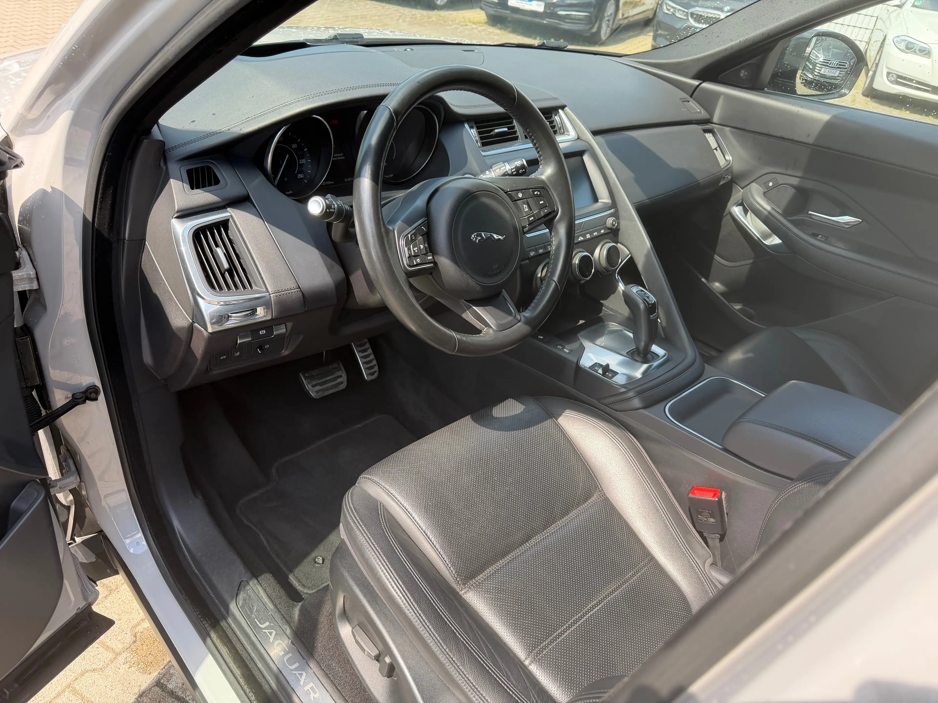Jaguar E-Pace D180s AWD Automatik *Panorama*Rückfahrkamera* — photo 7