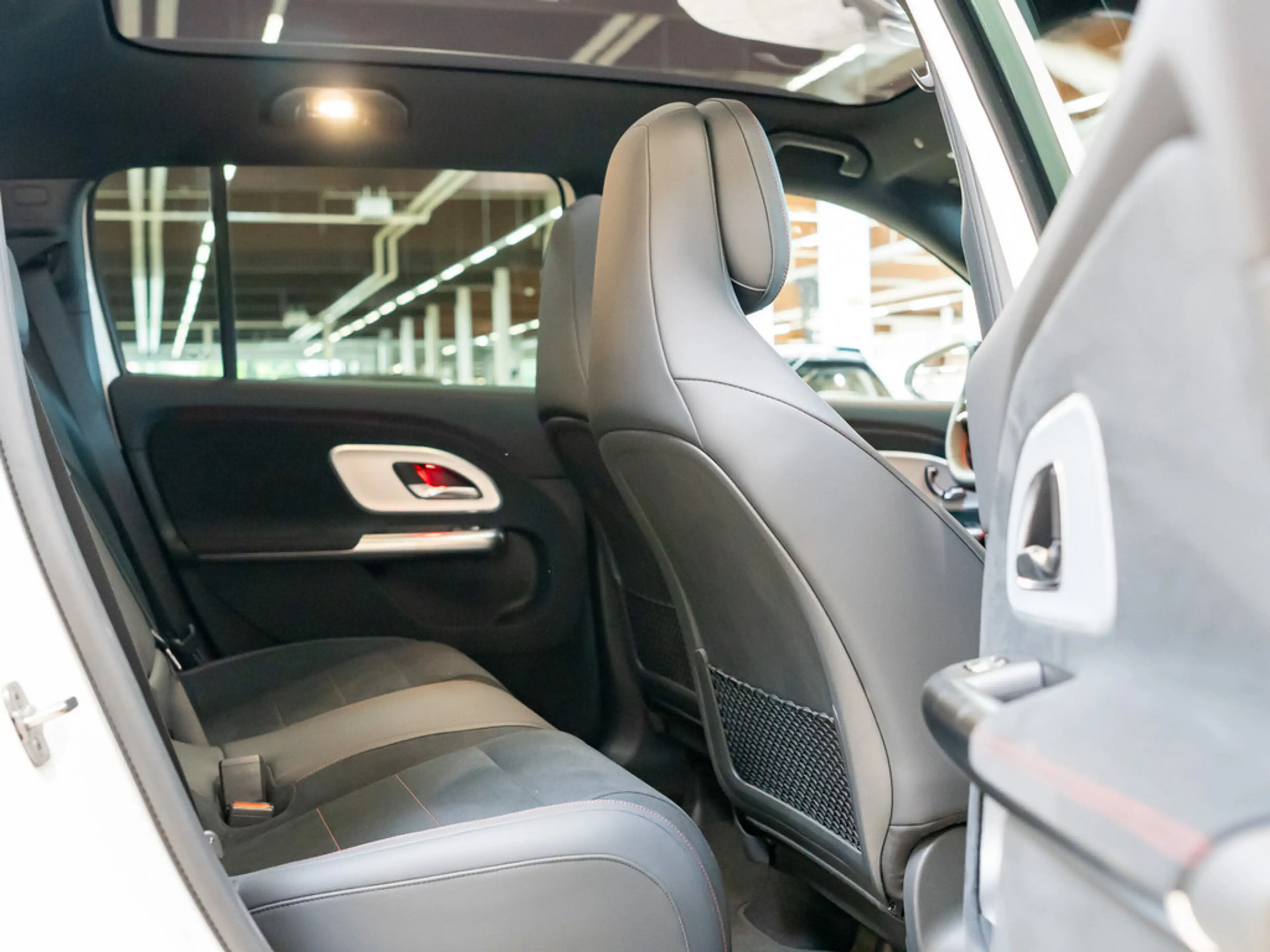 Mercedes-Benz GLB 250 + mit EQ AMG Line NIGHT ACC PANO LED — photo 6