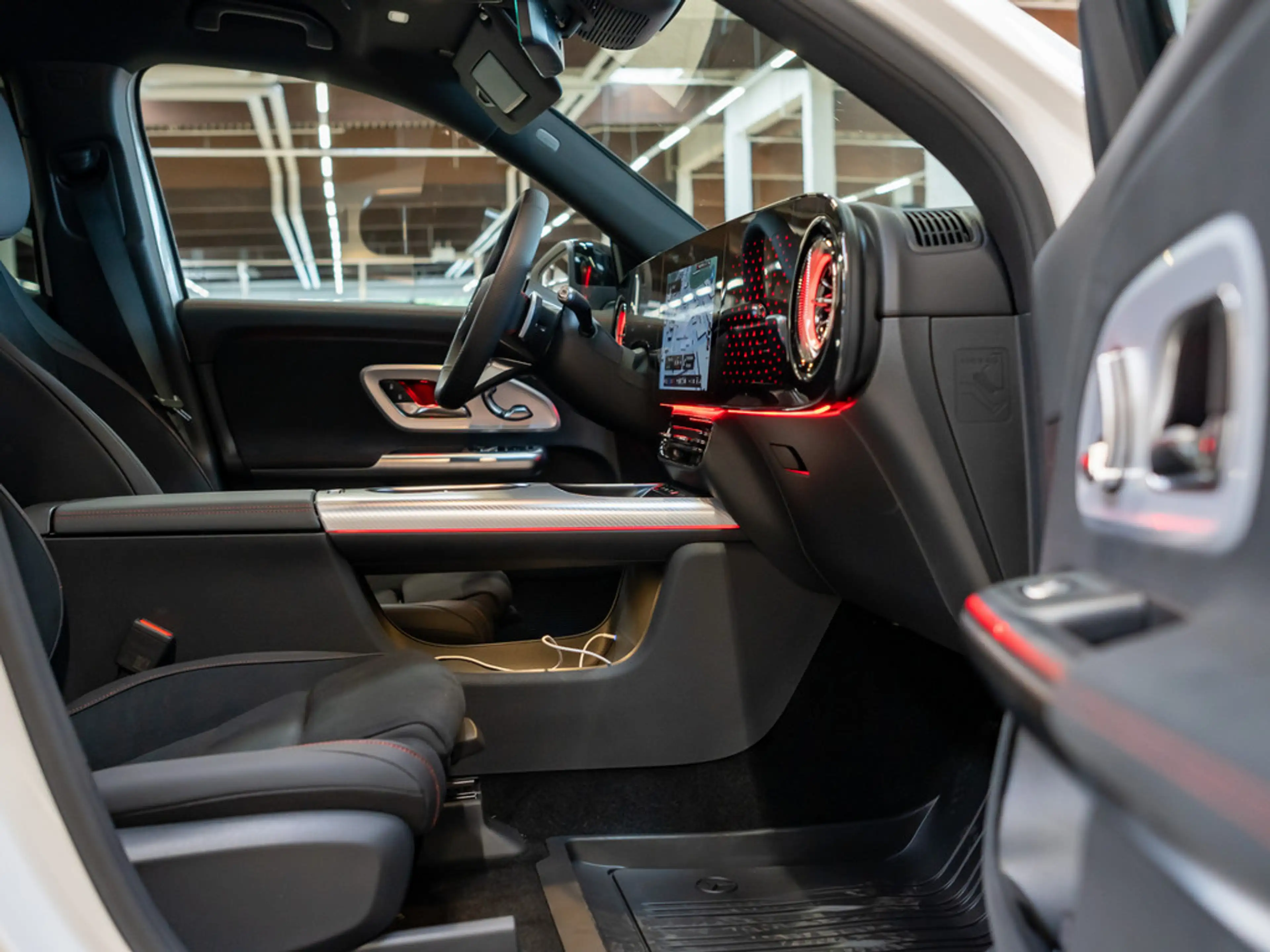 Mercedes-Benz GLB 250 + mit EQ AMG Line NIGHT ACC PANO LED — photo 4