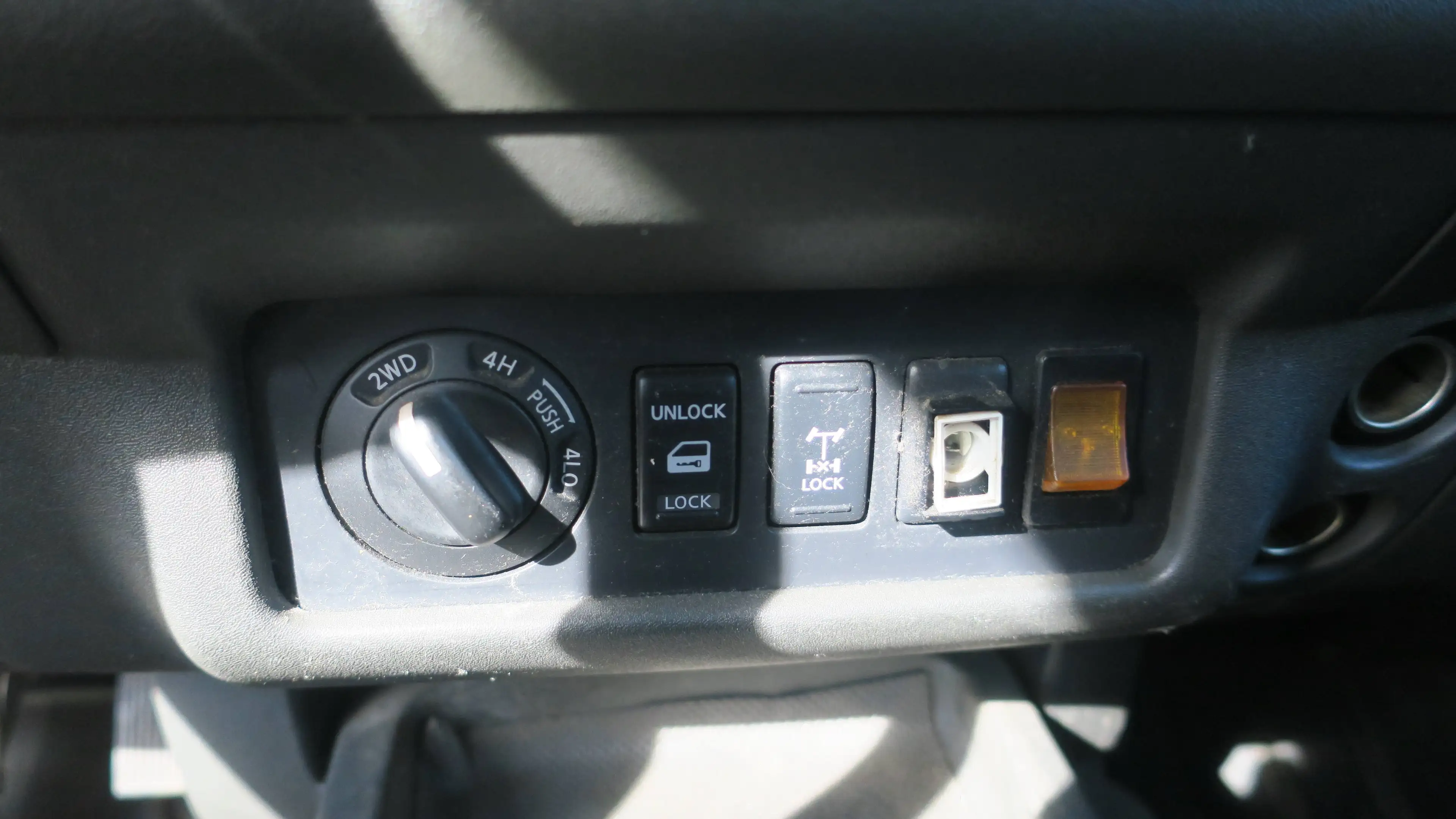 Nissan Navara 2.5 dCi 4x4 Executive IT Alpha Top G — photo 15