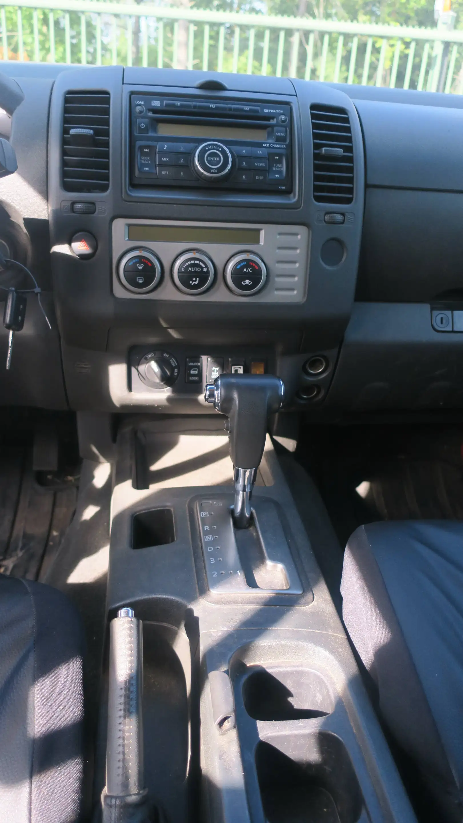 Nissan Navara 2.5 dCi 4x4 Executive IT Alpha Top G — photo 11