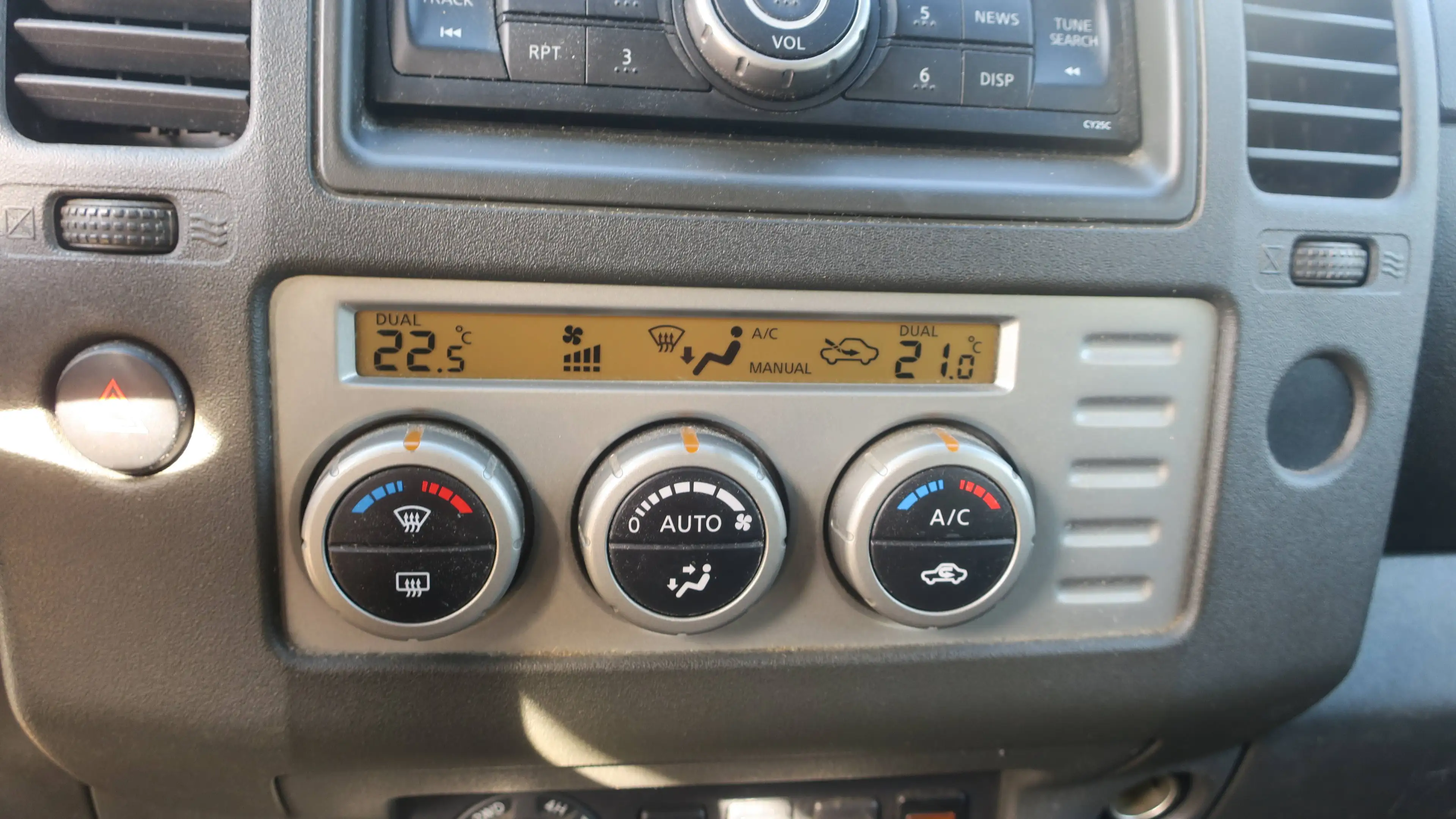 Nissan Navara 2.5 dCi 4x4 Executive IT Alpha Top G — photo 14