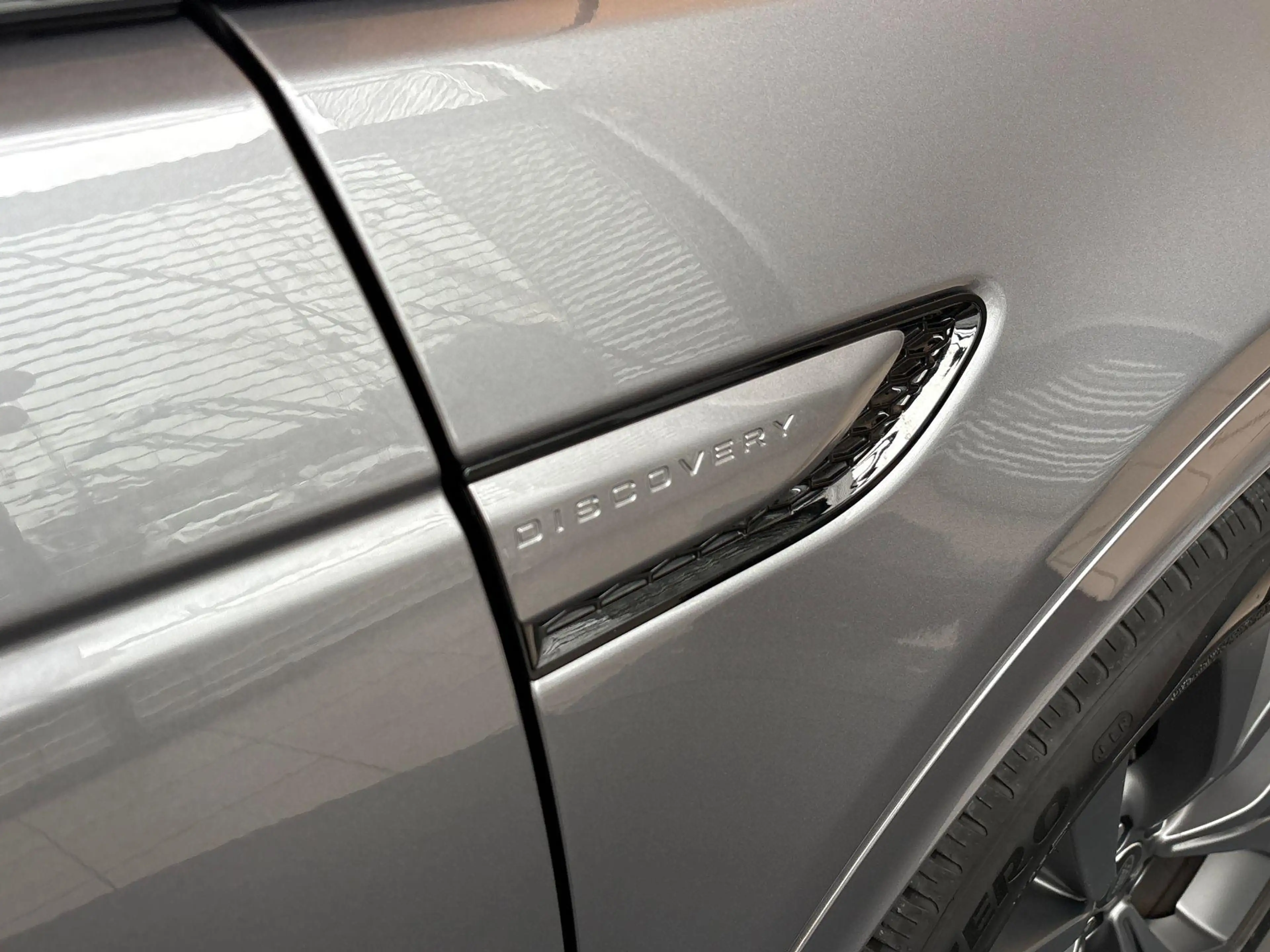 Land Rover Discovery Sport P300e R-DYNAMIC SE — photo 23