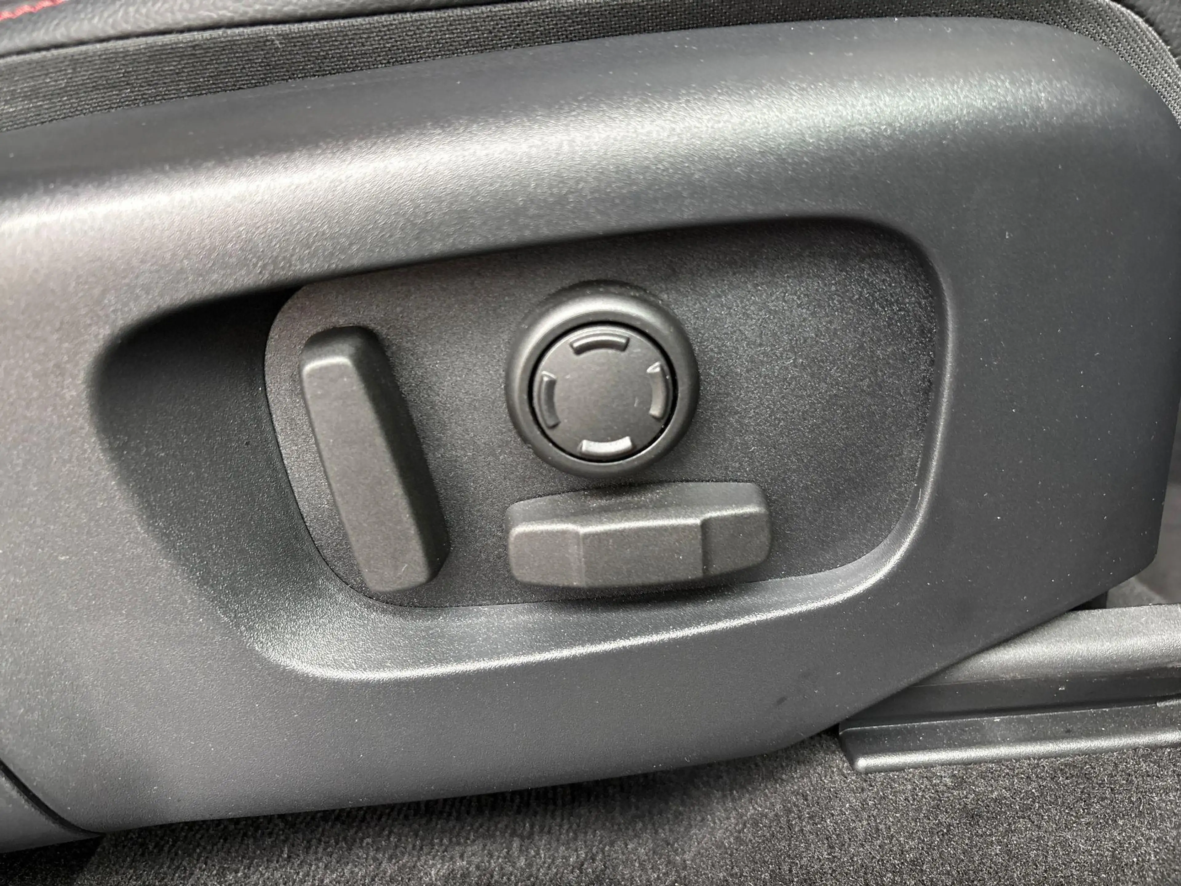 Land Rover Discovery Sport P300e R-DYNAMIC SE — photo 11