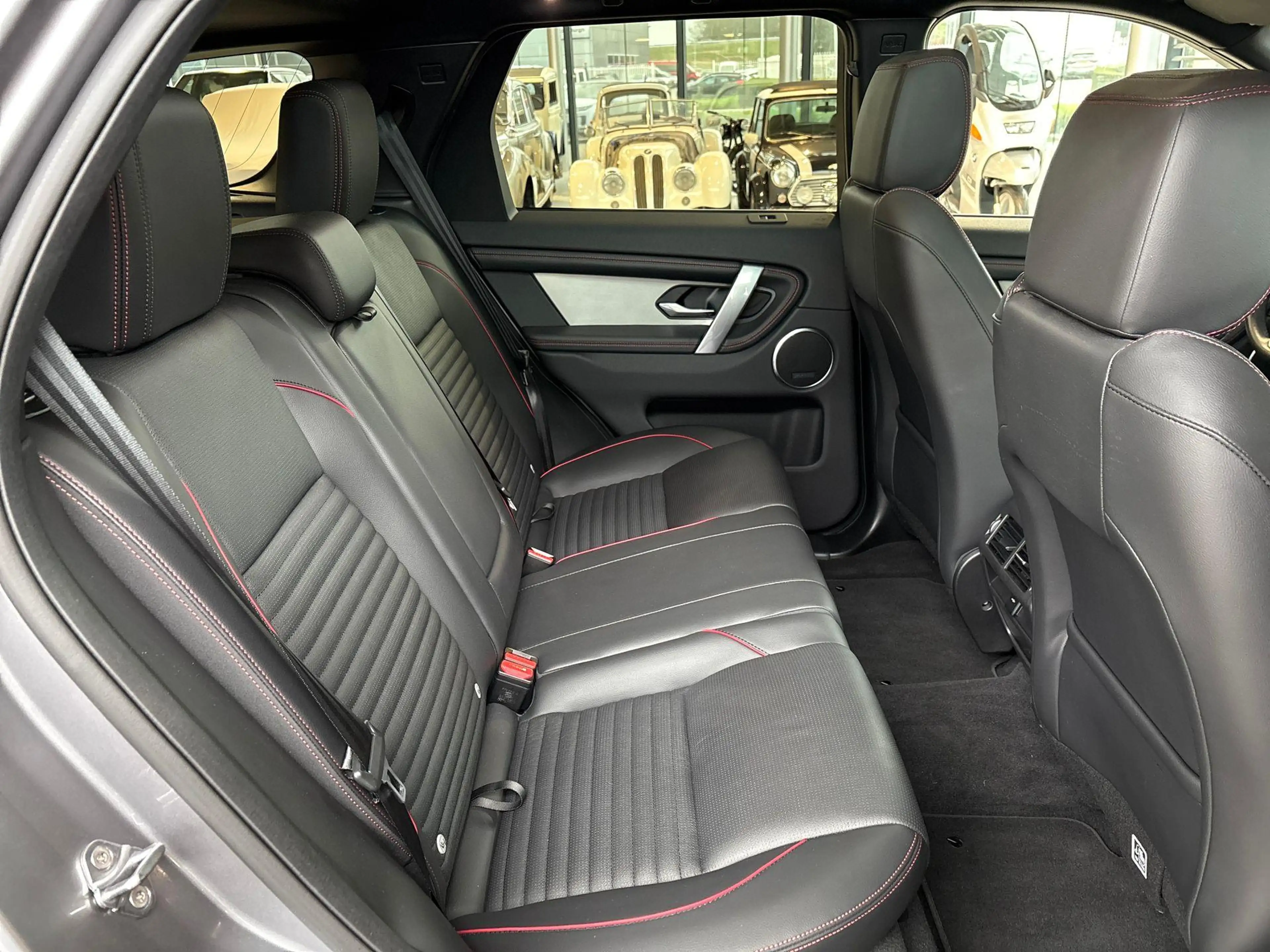 Land Rover Discovery Sport P300e R-DYNAMIC SE — photo 5