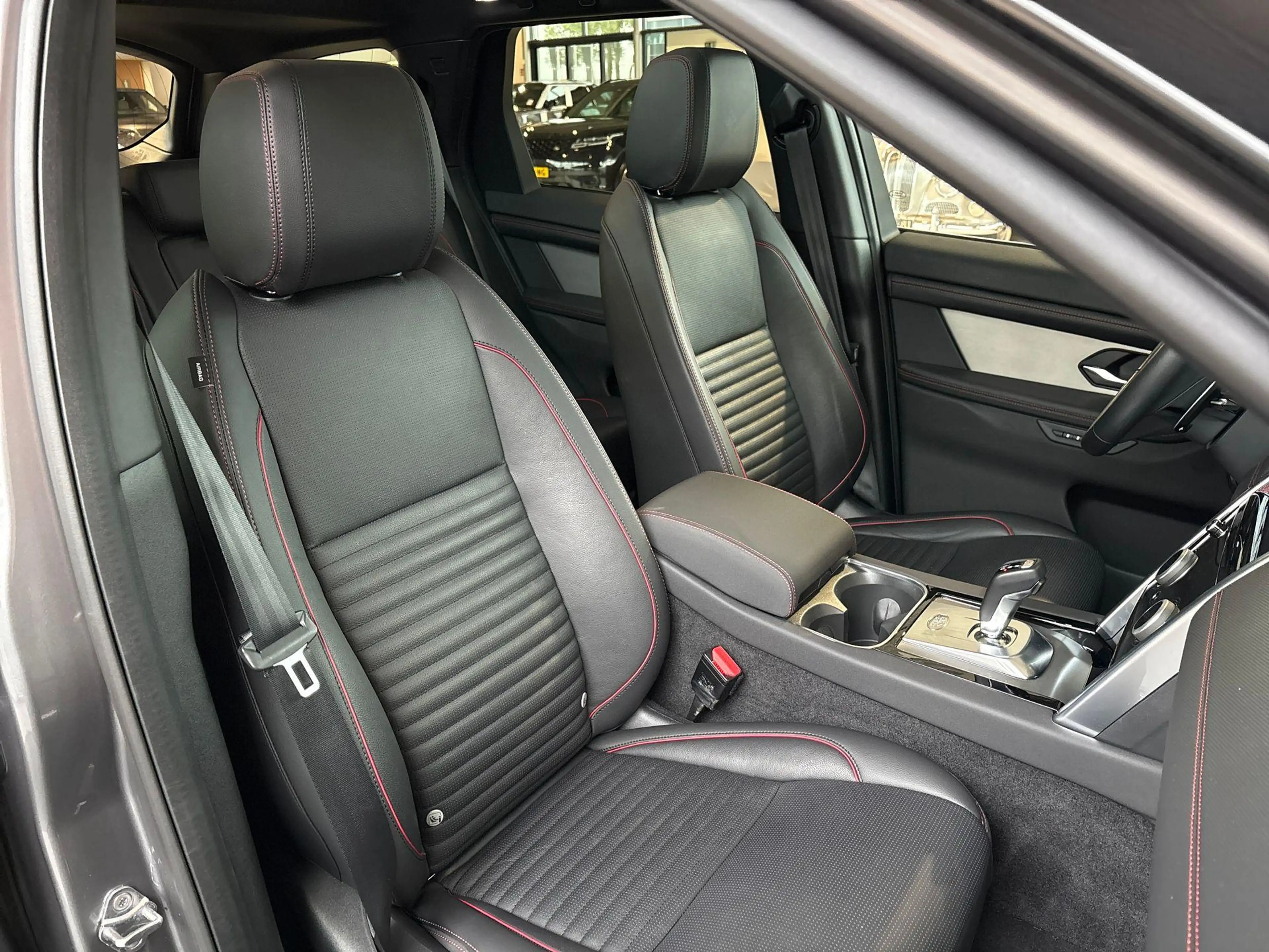 Land Rover Discovery Sport P300e R-DYNAMIC SE — photo 10