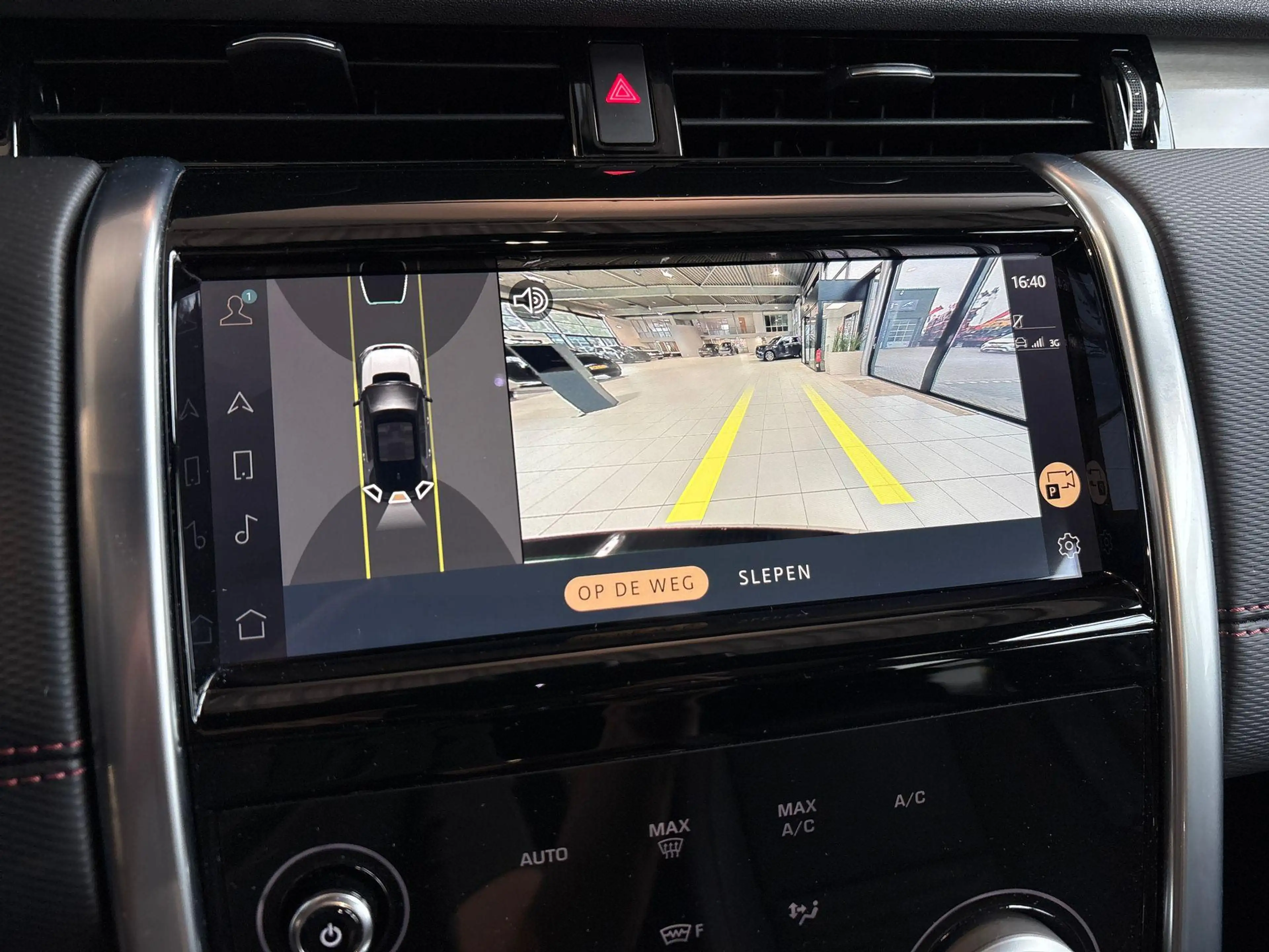 Land Rover Discovery Sport P300e R-DYNAMIC SE — photo 21