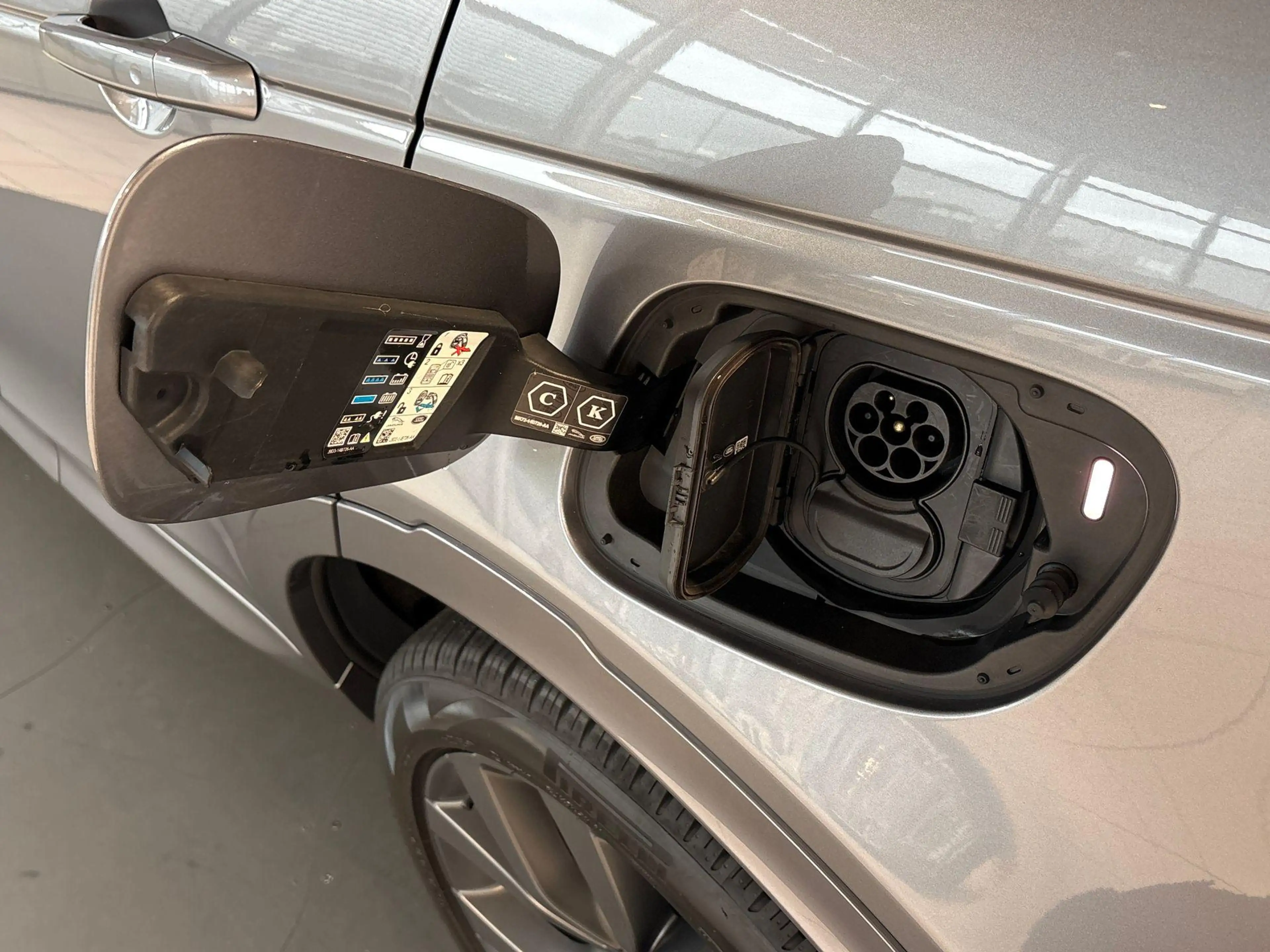 Land Rover Discovery Sport P300e R-DYNAMIC SE — photo 22