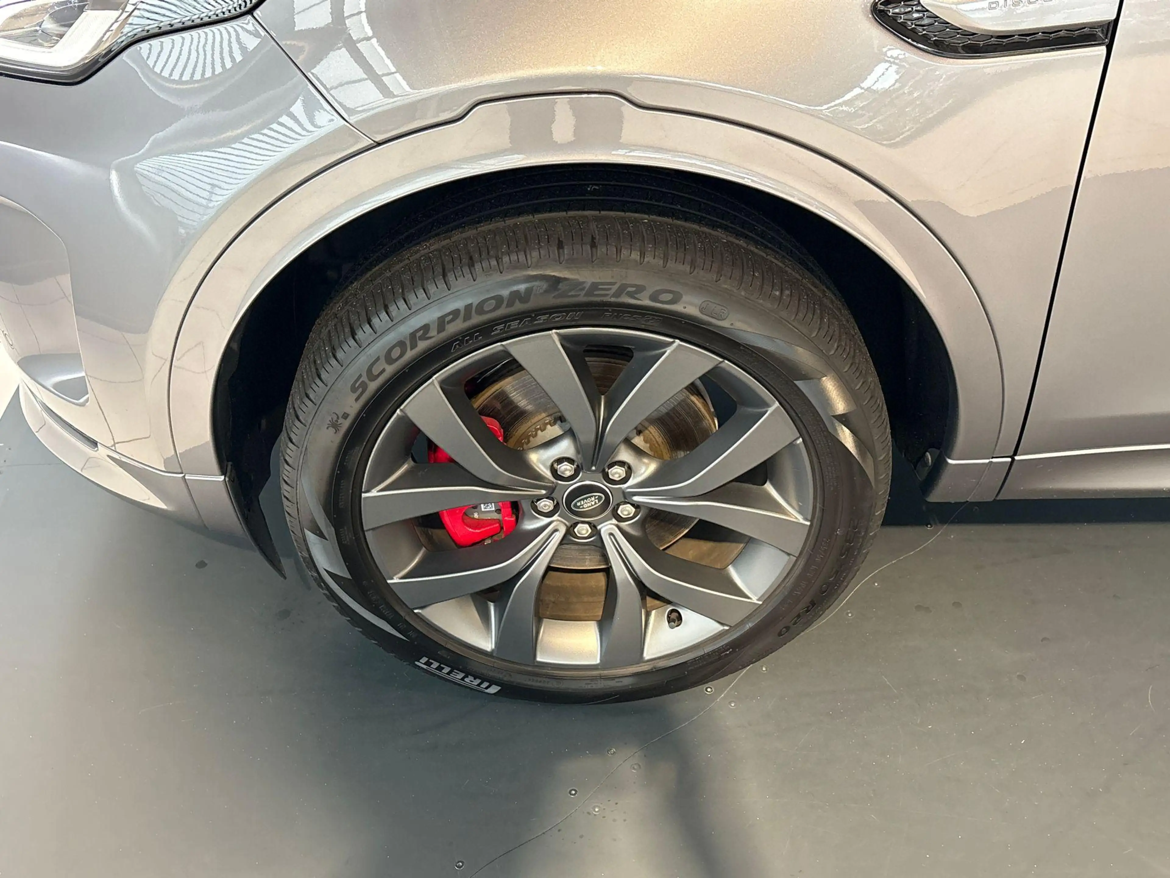 Land Rover Discovery Sport P300e R-DYNAMIC SE — photo 9