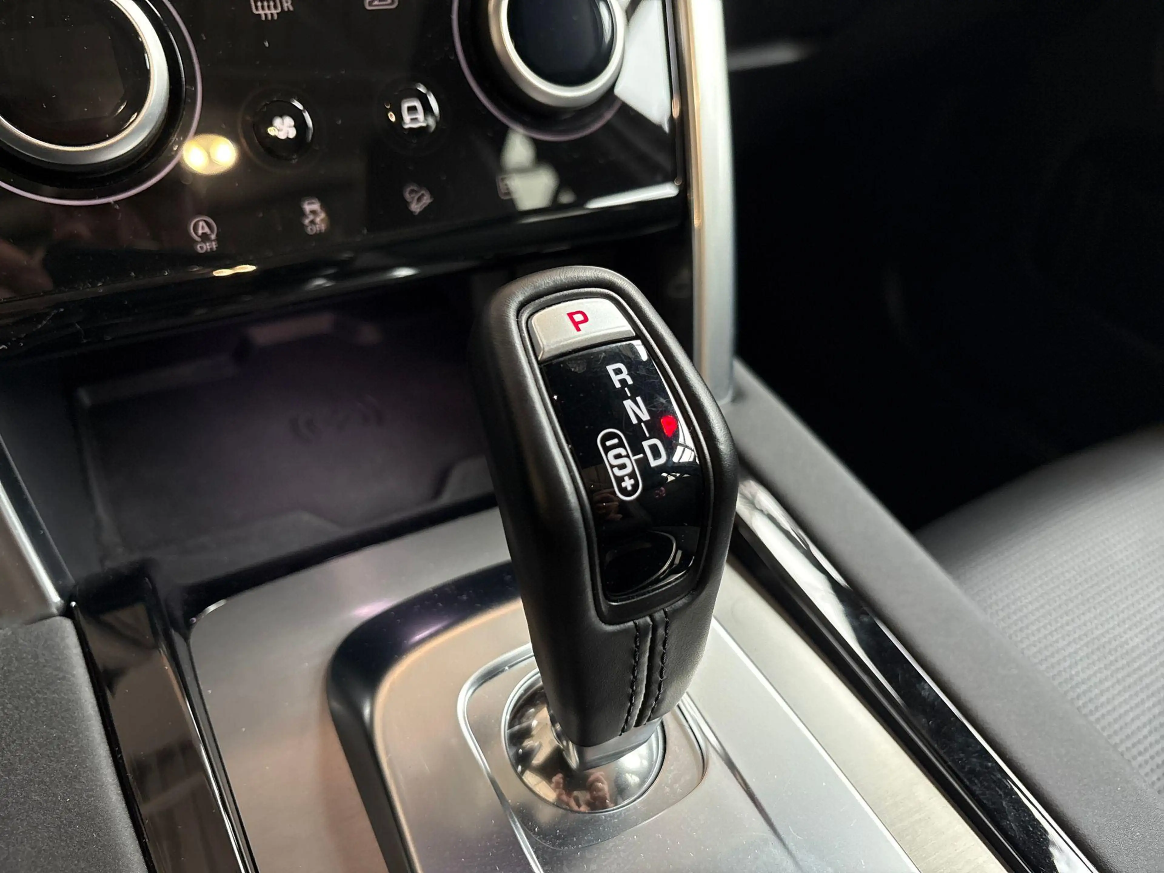Land Rover Discovery Sport P300e R-DYNAMIC SE — photo 16