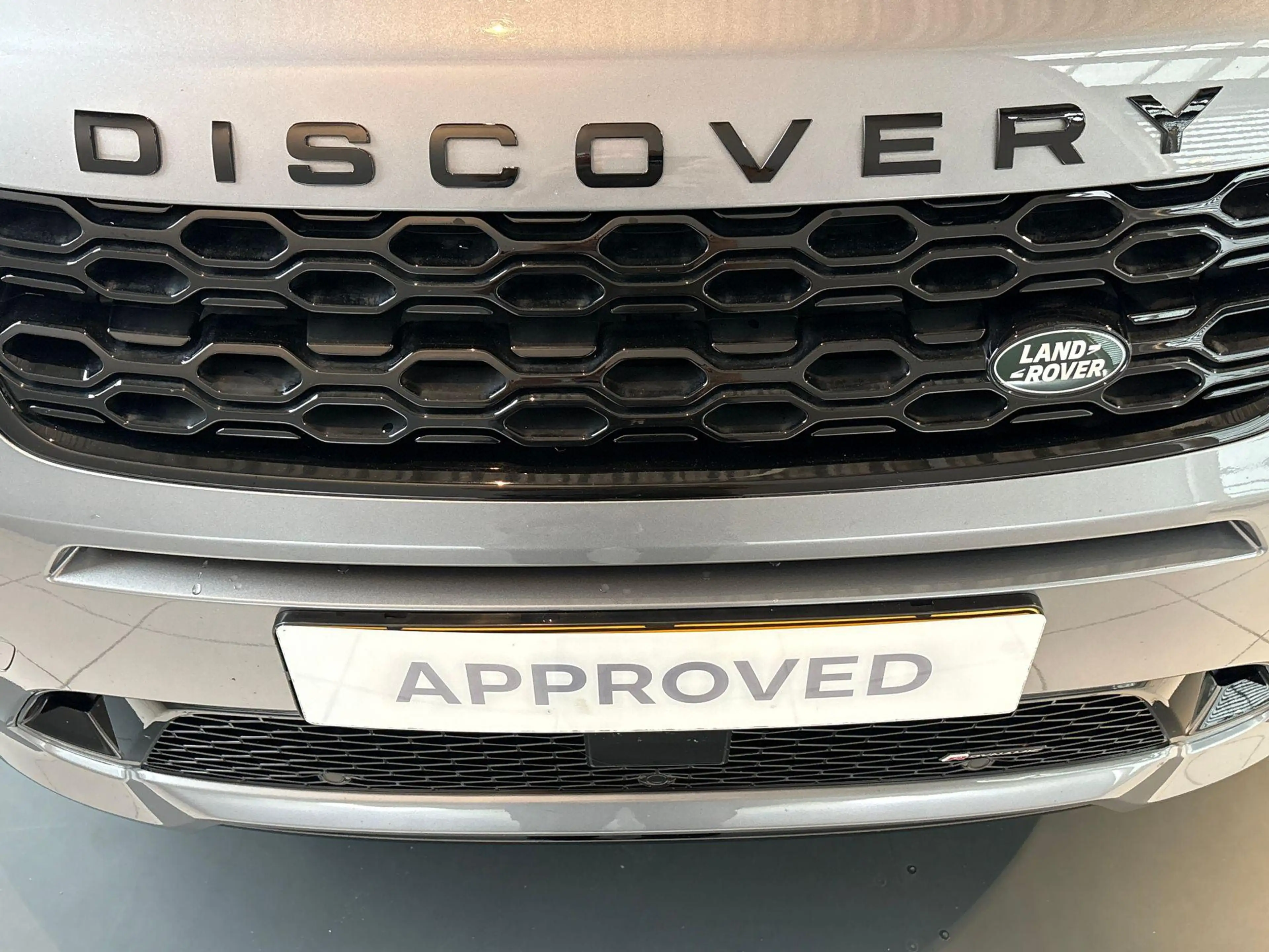 Land Rover Discovery Sport P300e R-DYNAMIC SE — photo 24