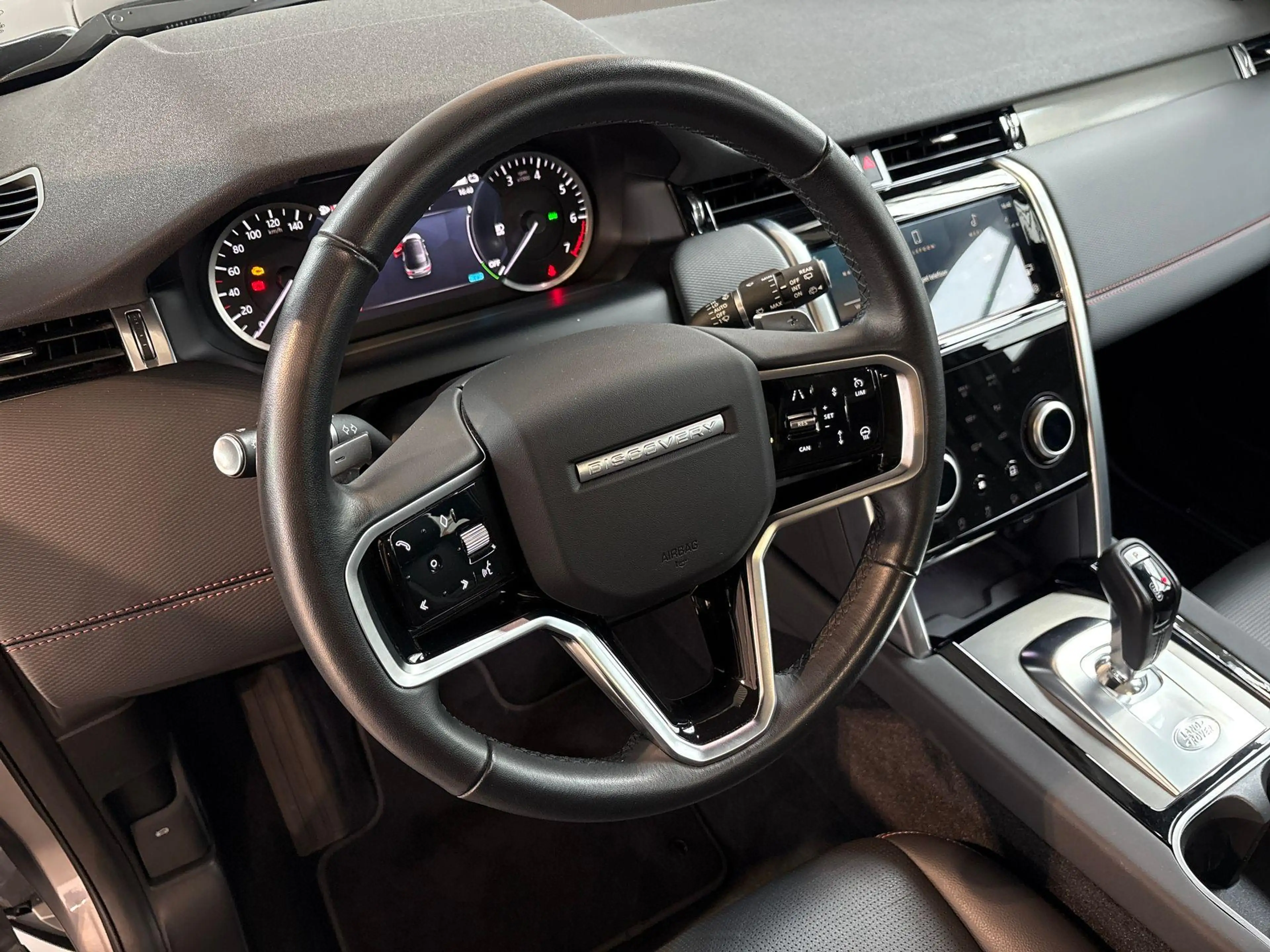 Land Rover Discovery Sport P300e R-DYNAMIC SE — photo 17