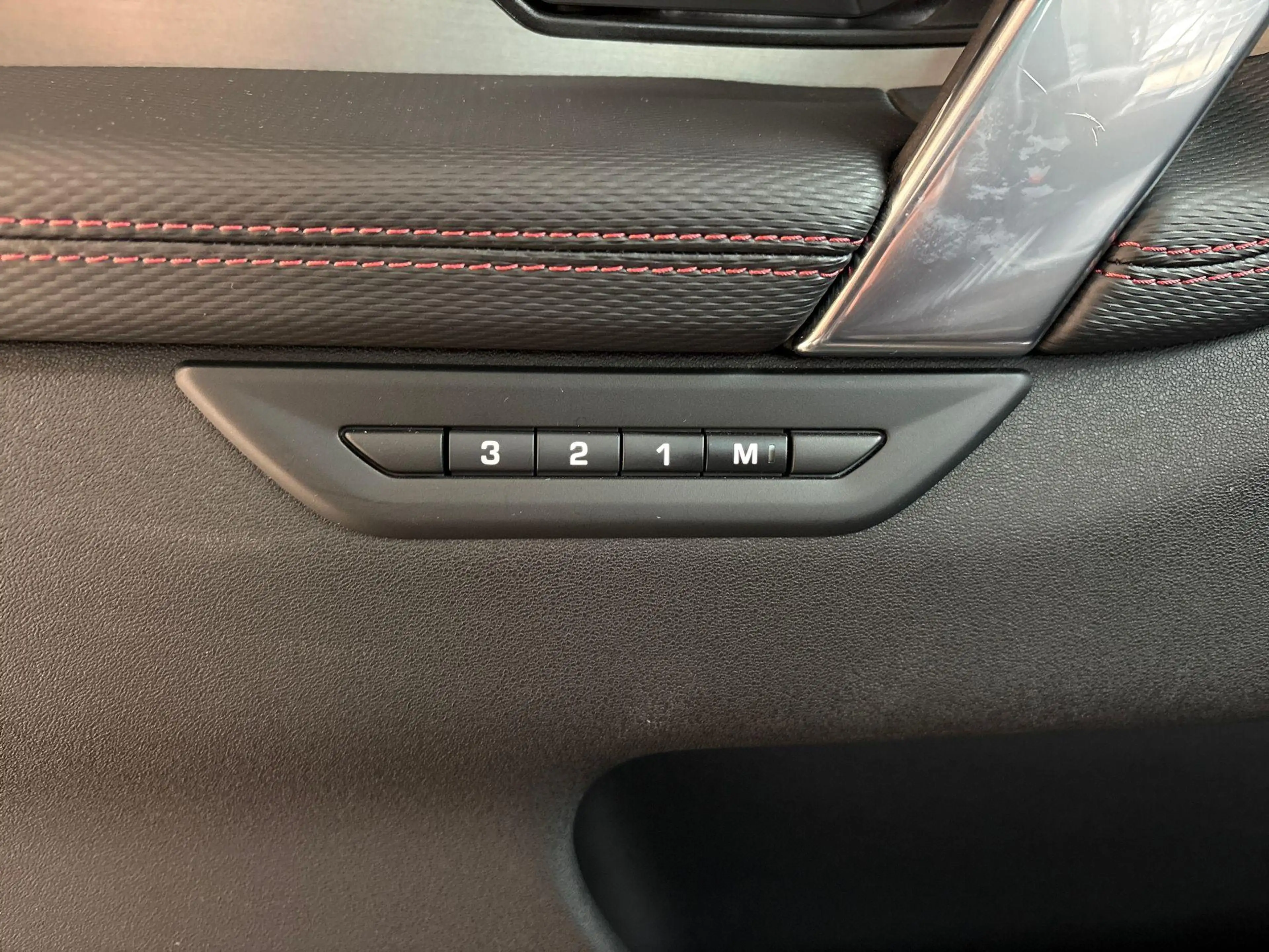 Land Rover Discovery Sport P300e R-DYNAMIC SE — photo 12