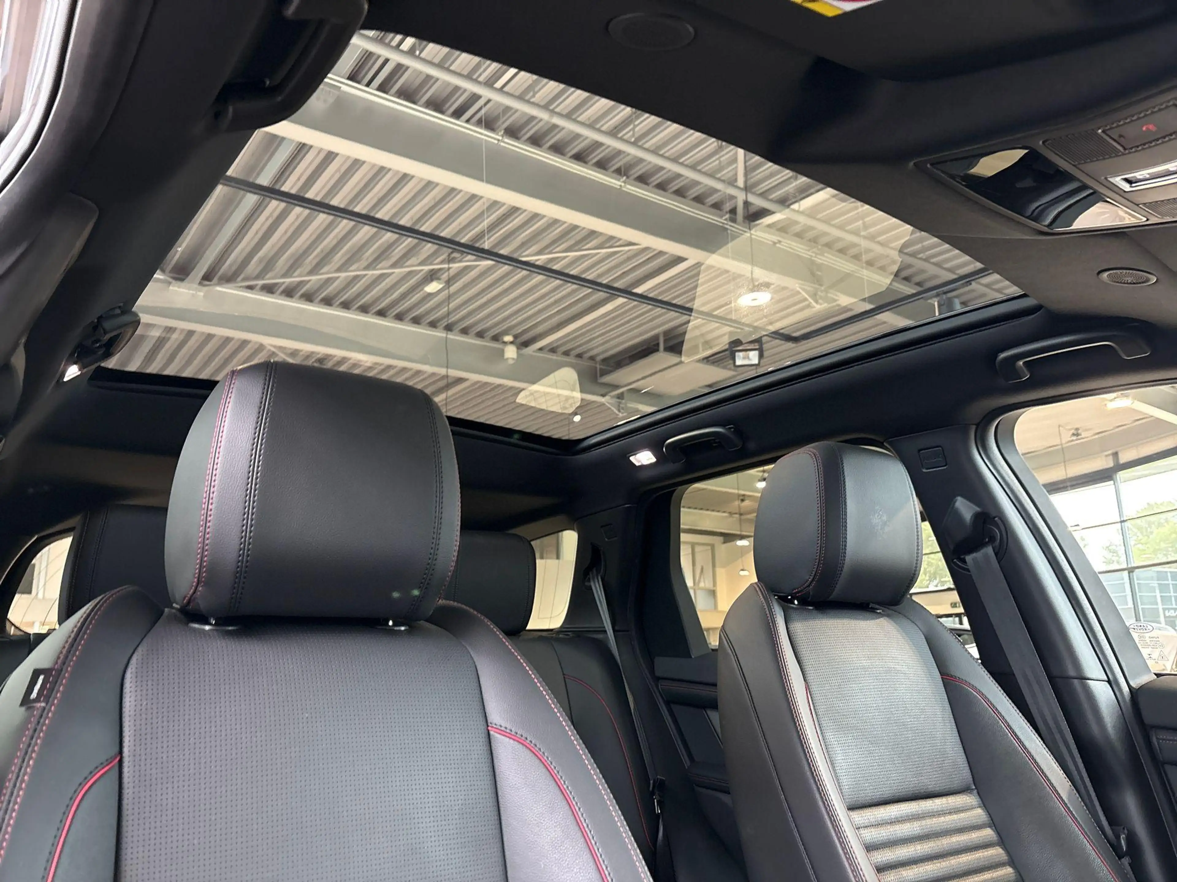 Land Rover Discovery Sport P300e R-DYNAMIC SE — photo 14