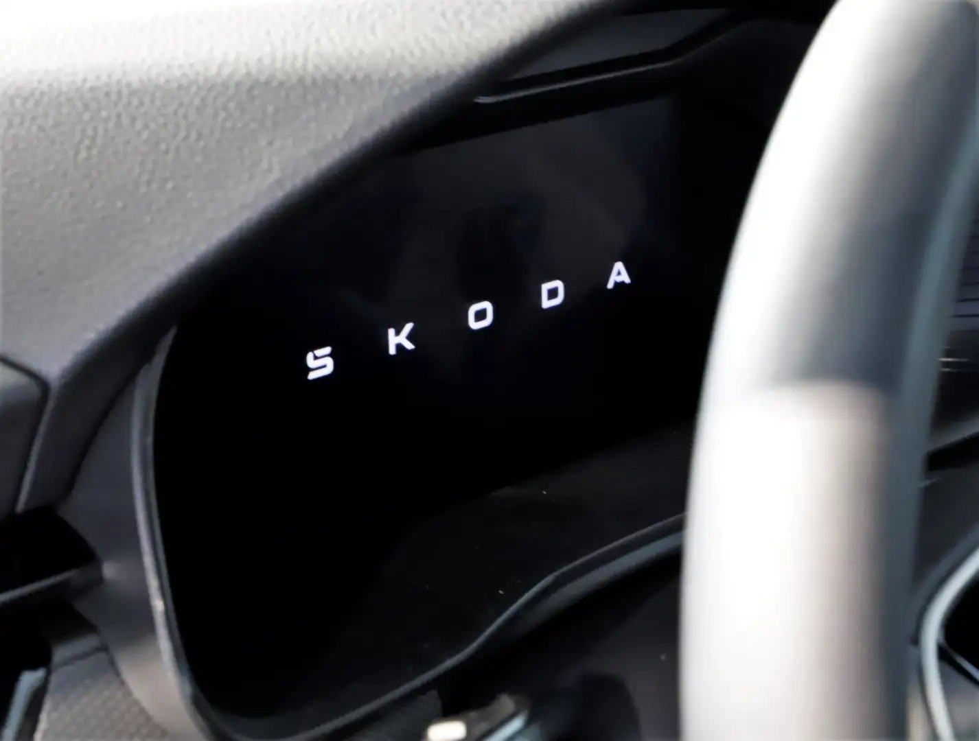 Skoda Kamiq Essence TSI Gris - 2