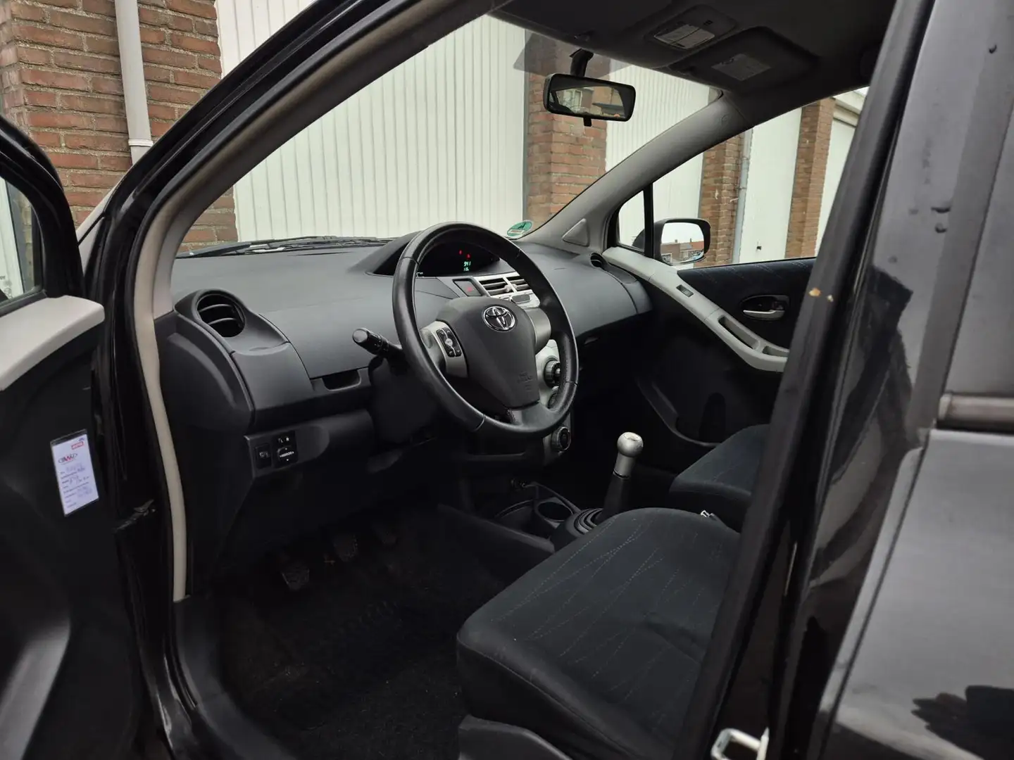 Toyota Yaris 1.3 VVTi Cool / Nieuwe koppeling / 5-Deurs / Airco Zwart - 2