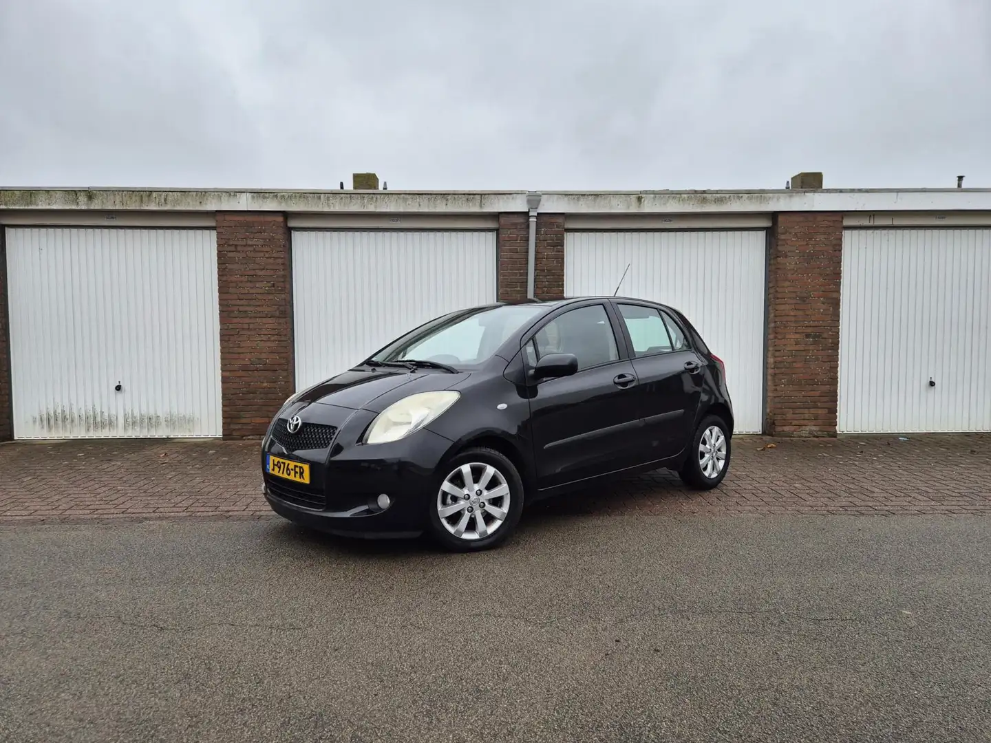 Toyota Yaris 1.3 VVTi Cool / Nieuwe koppeling / 5-Deurs / Airco Zwart - 1