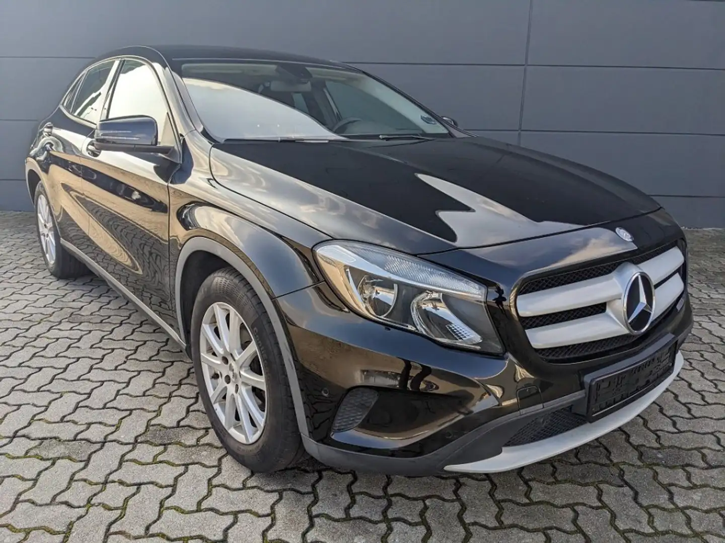 Mercedes-Benz GLA 200 1.6l Navi AHK Sitzheizung PDC Noir - 2