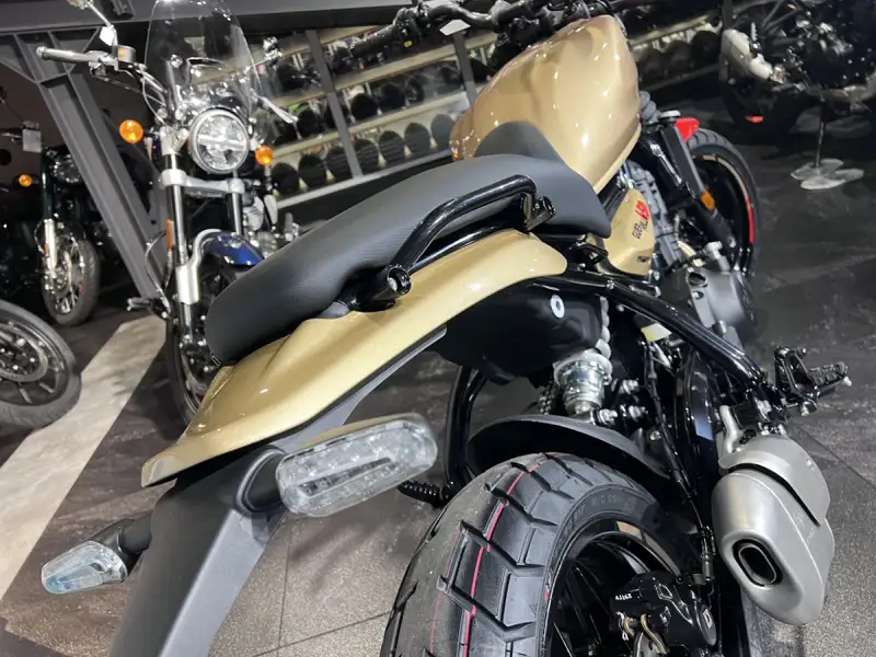 Royal Enfield Guerrilla 450 GOLD - foto 5