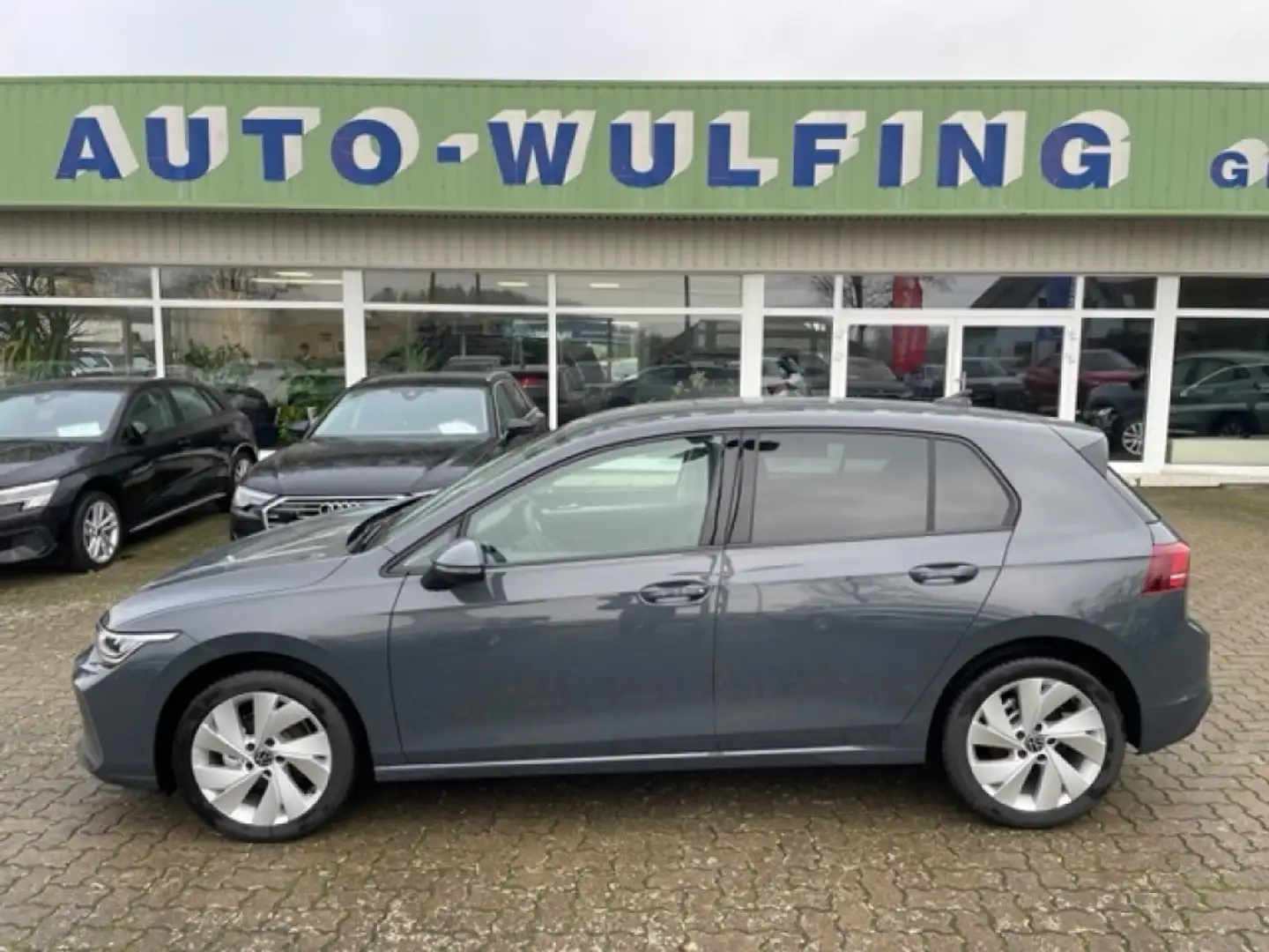 Volkswagen Golf 1.5 TSI Life, RFK, Keyless, Licht+Winterpak Šedá - 1