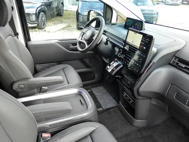 Hyundai Staria view 4