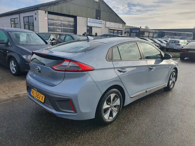 Hyundai Ioniq view 4