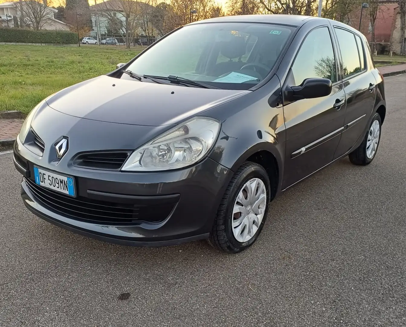 Renault Clio Clio III 2005 5p 1.2 16v Luxe Schwarz - 2