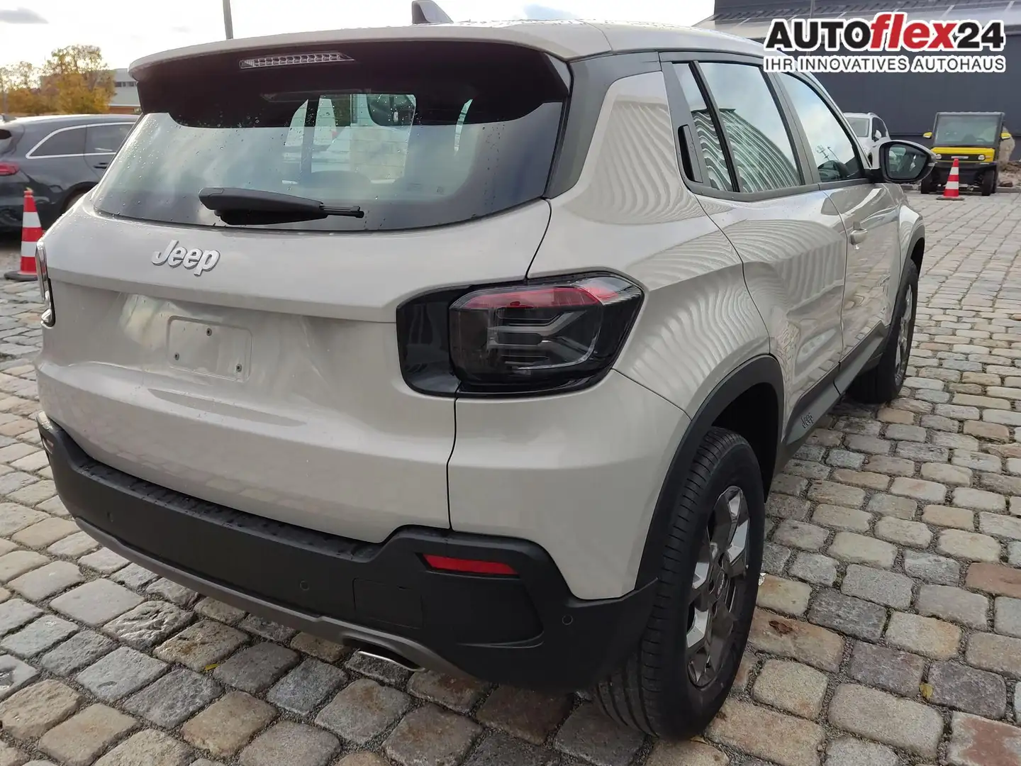 Jeep Avenger Longitude 1.2 e-Hybrid 110 PS DCT AndroidAuto/A... Grau - 1