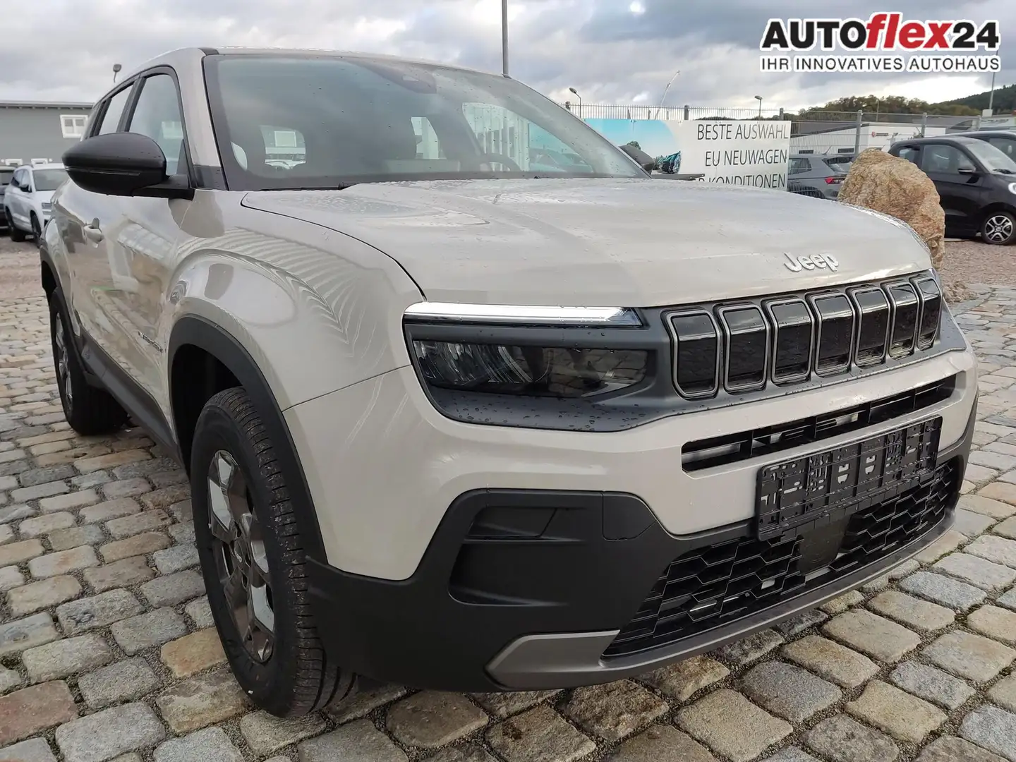 Jeep Avenger Longitude 1.2 e-Hybrid 110 PS DCT AndroidAuto/A... Grau - 2