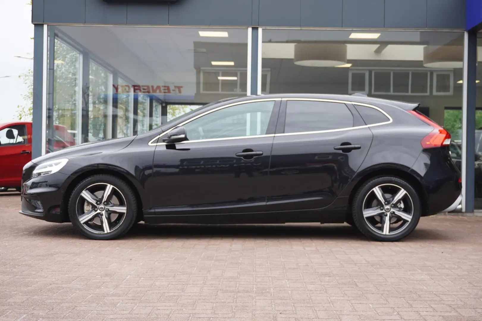 Volvo V40 2.0 T4 Business Sport | R-Design | Automaat | Pano Noir - 2