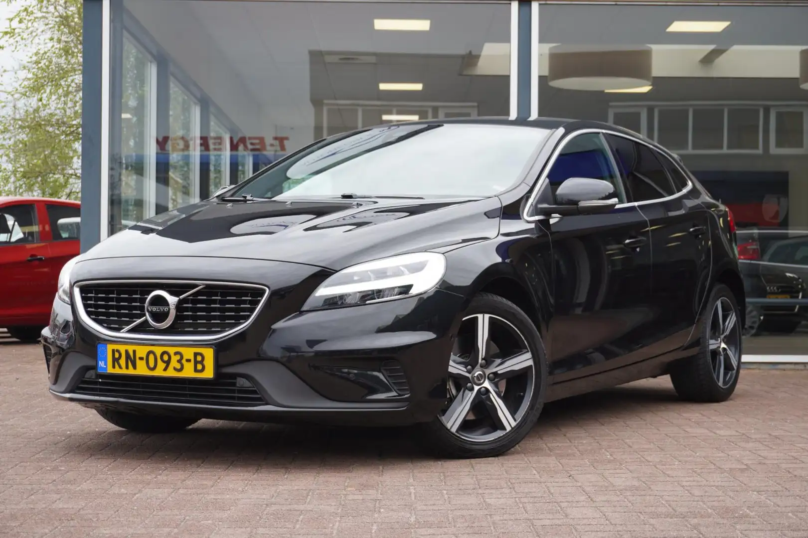 Volvo V40 2.0 T4 Business Sport | R-Design | Automaat | Pano Noir - 1