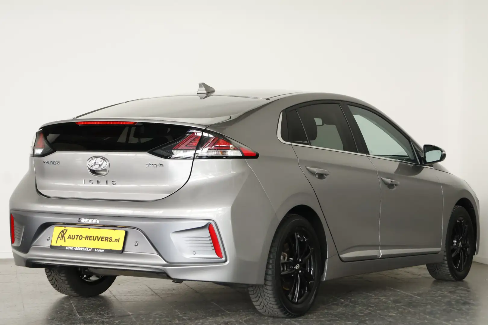 Hyundai IONIQ 1.6 GDi PHEV Comfort / LED / leder / Navi / CarPla Grijs - 2