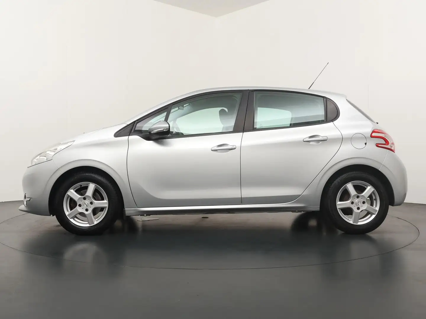 Peugeot 208 1.2 VTi Allure - Navigatie - Airco - Trekhaak - Cr Grau - 2