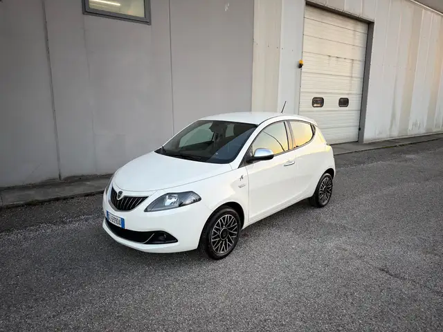 Lancia Ypsilon 1.0 firefly hybrid A.Ferretti